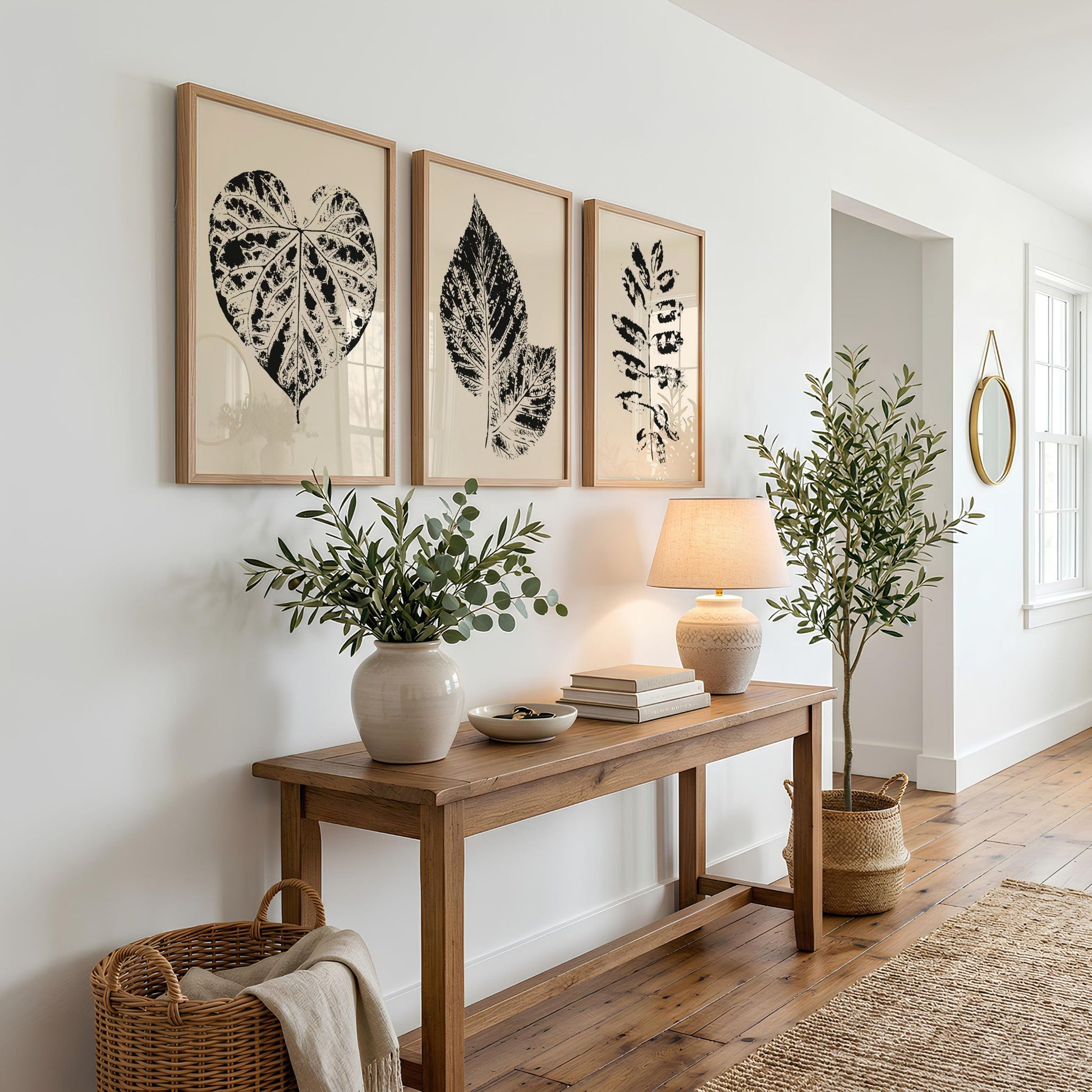 Nordic Botanical Trio som botaniske plakater med eikerammer over konsollbord.