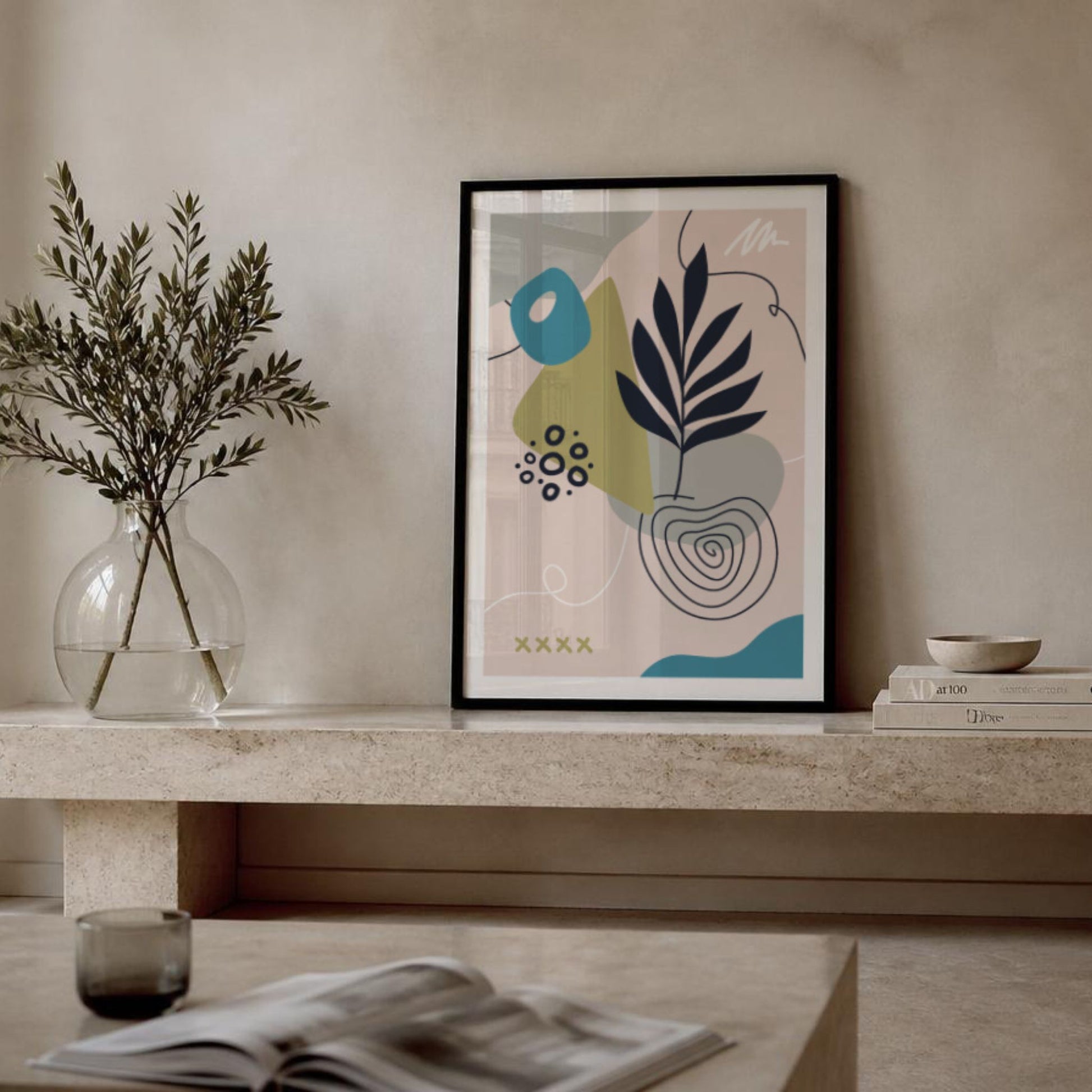 Nordisk abstrakt plakat med botaniske former plassert på peishylle i moderne stue