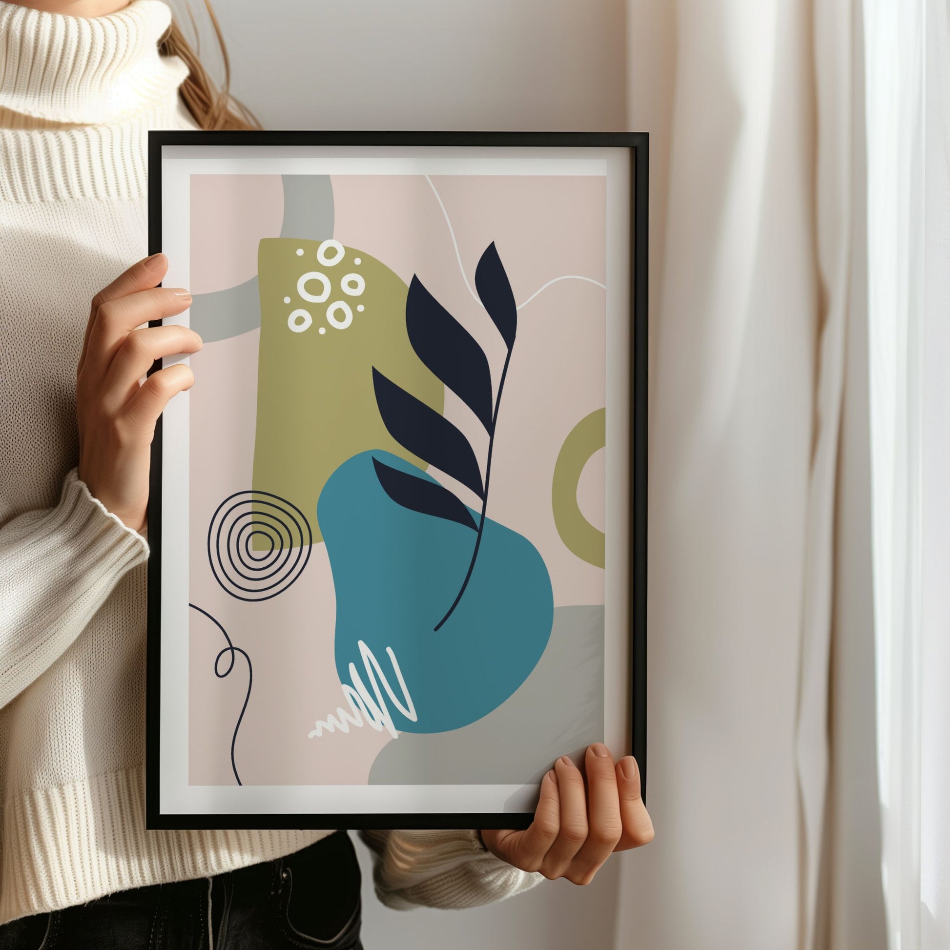 Person holder nordisk abstrakt plakat med botanisk bladmotiv