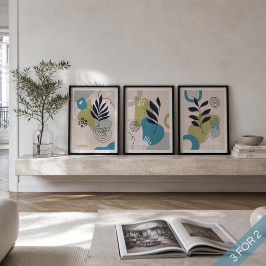 Nordisk Abstraksjon Collection med tre moderne plakater i blå, grønne og beige toner