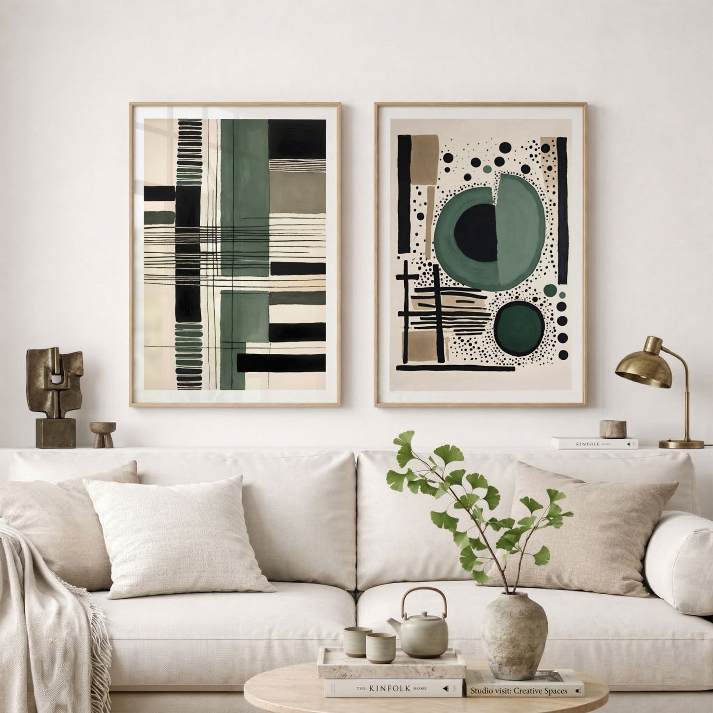 To abstrakte plakater fra Nordisk Harmoni Duo vist sammen over lys sofa