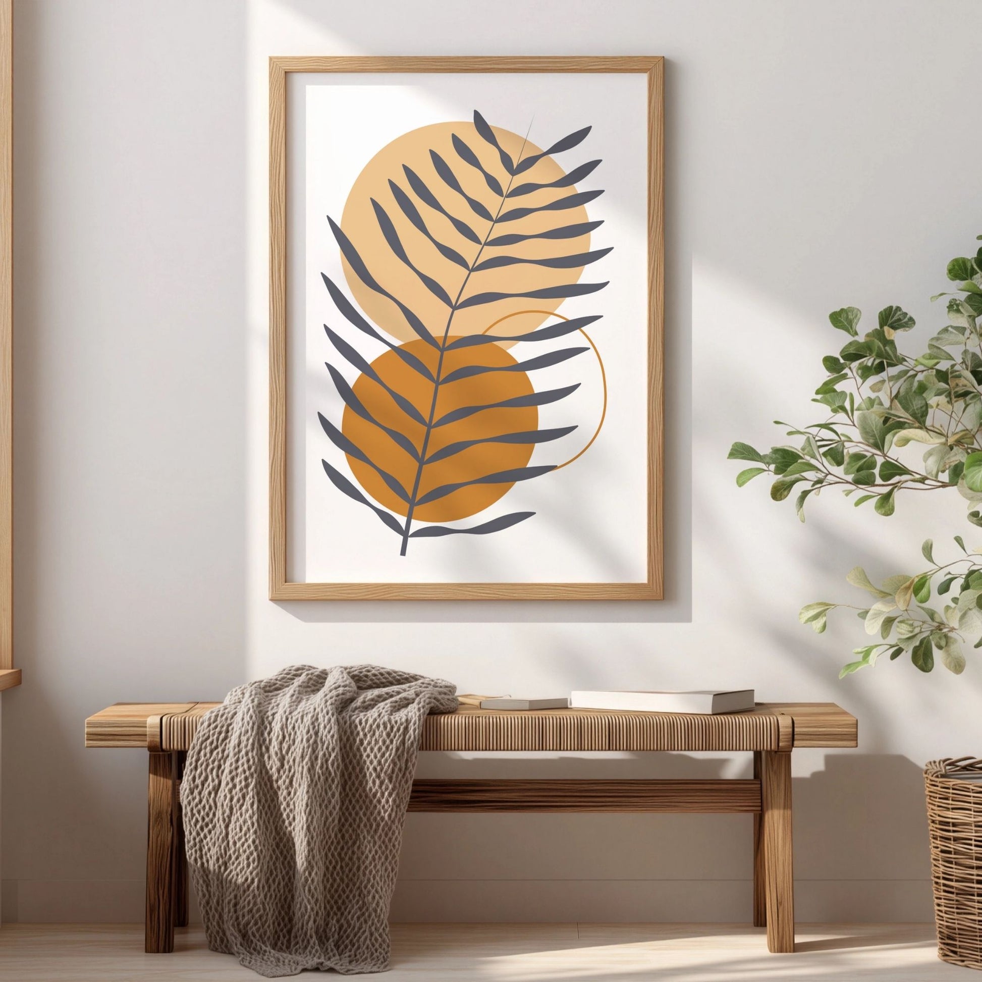 Golden Fern botanisk boho-plakat i eikeramme over trebenk i lyst nordisk interiør