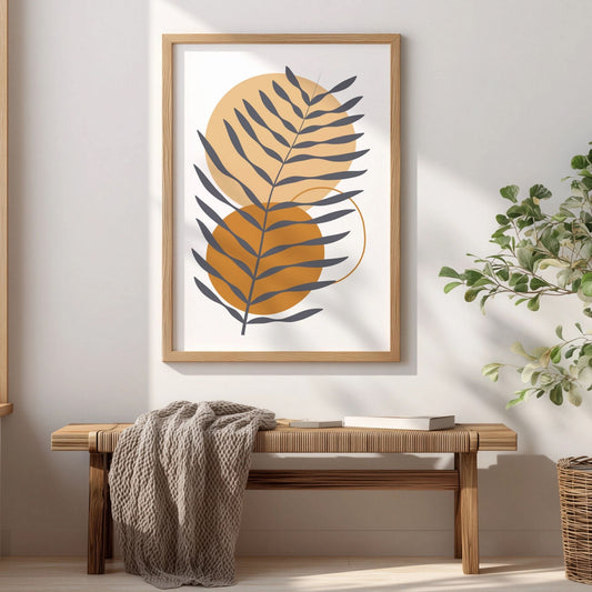 Golden Fern botanisk boho-plakat i eikeramme over trebenk i lyst nordisk interiør