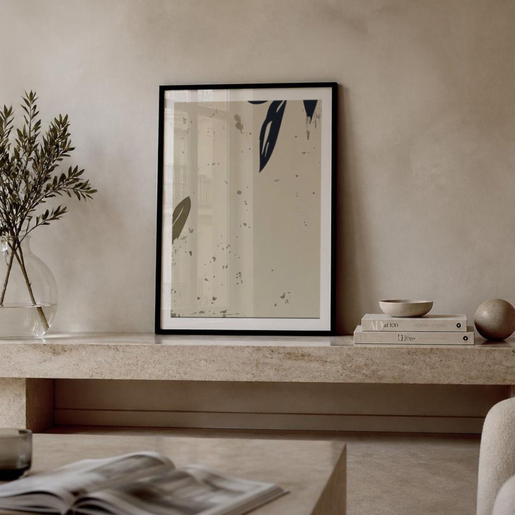 Minimalistisk Olive Grove Art No1 plakat i sort ramme på lys steinhylle