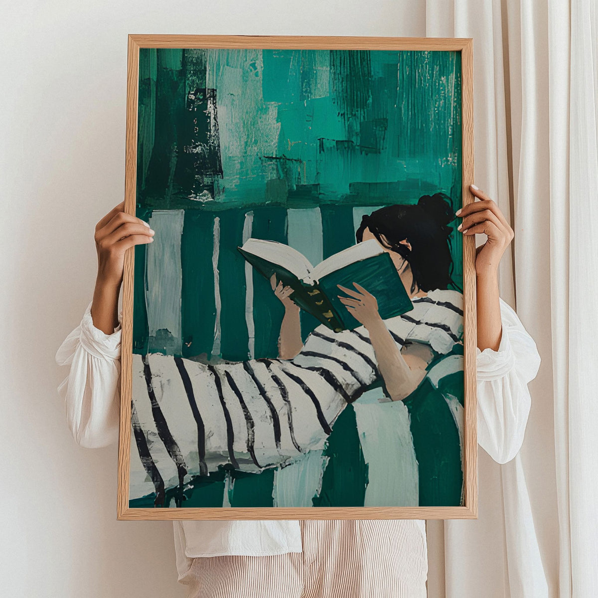 One More Chapter kunstplakat holdt opp i eikeramme som inspirasjon til innramming
