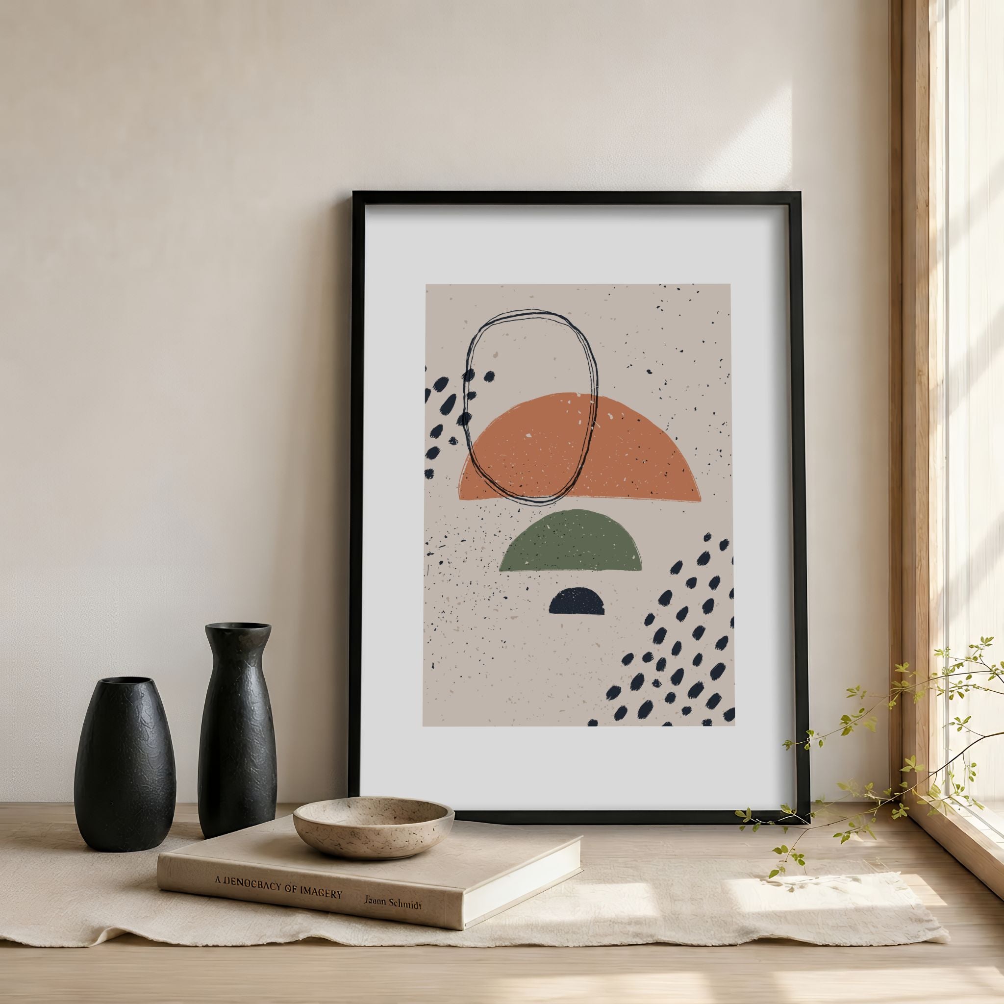 Organic Balance abstrakt plakat i sort ramme stylet på bord i lyst, minimalistisk interiør