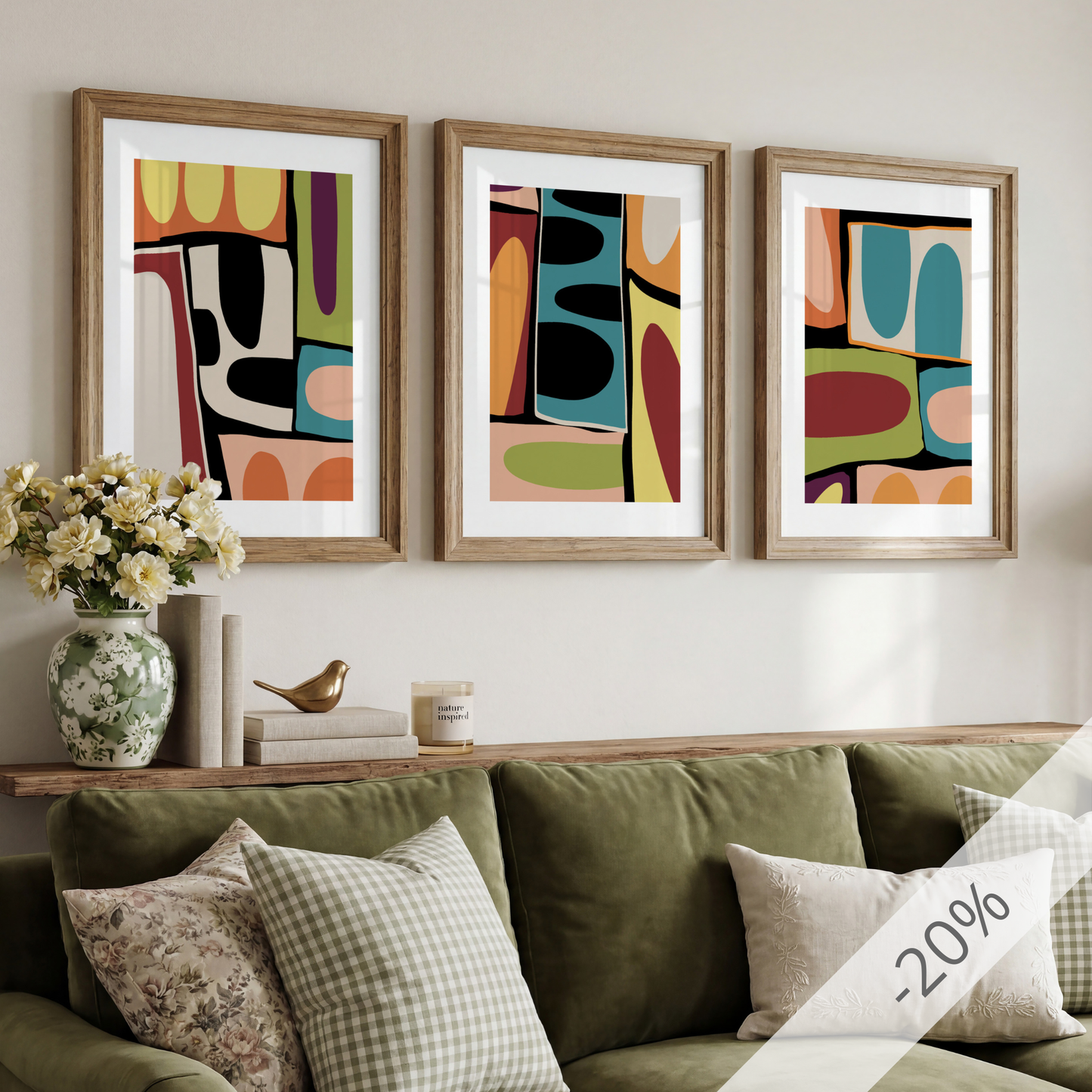 Organic Mosaic Collection med tre grafiske plakater over grønn sofa – spar 20 %