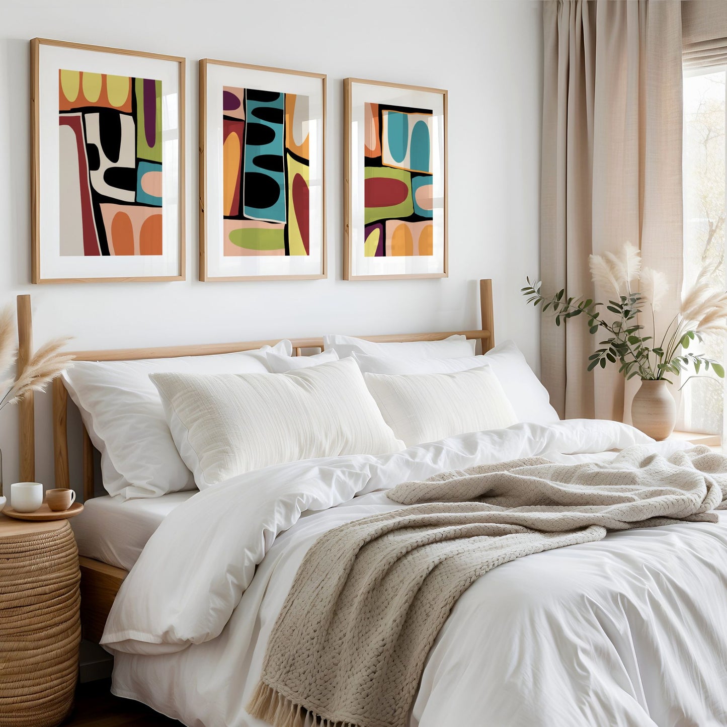 Organic Mosaic Collection med tre grafiske plakater over seng i lyst og harmonisk soverom