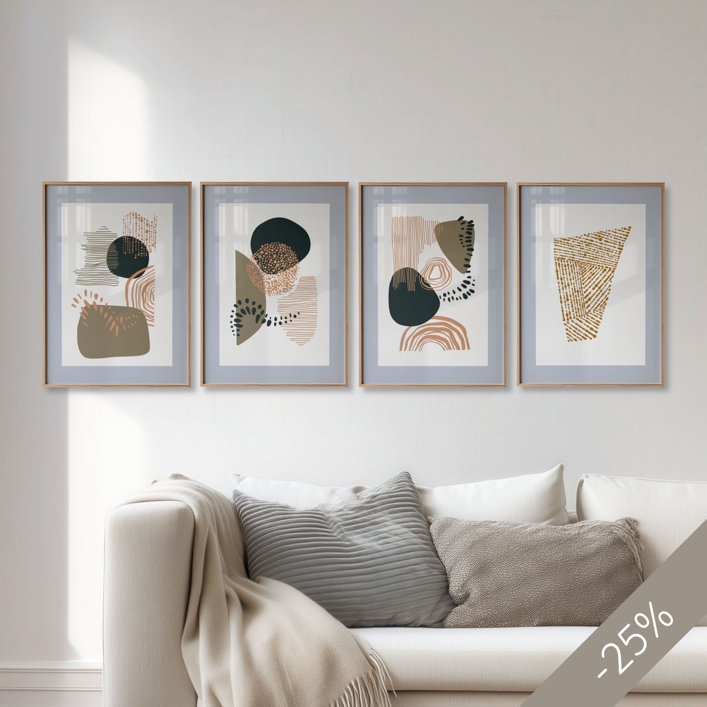 Organic Patterns Collection med fire grafiske plakater arrangert som gallerivegg over lys sofa