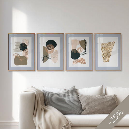 Organic Patterns Collection med fire grafiske plakater arrangert som gallerivegg over lys sofa