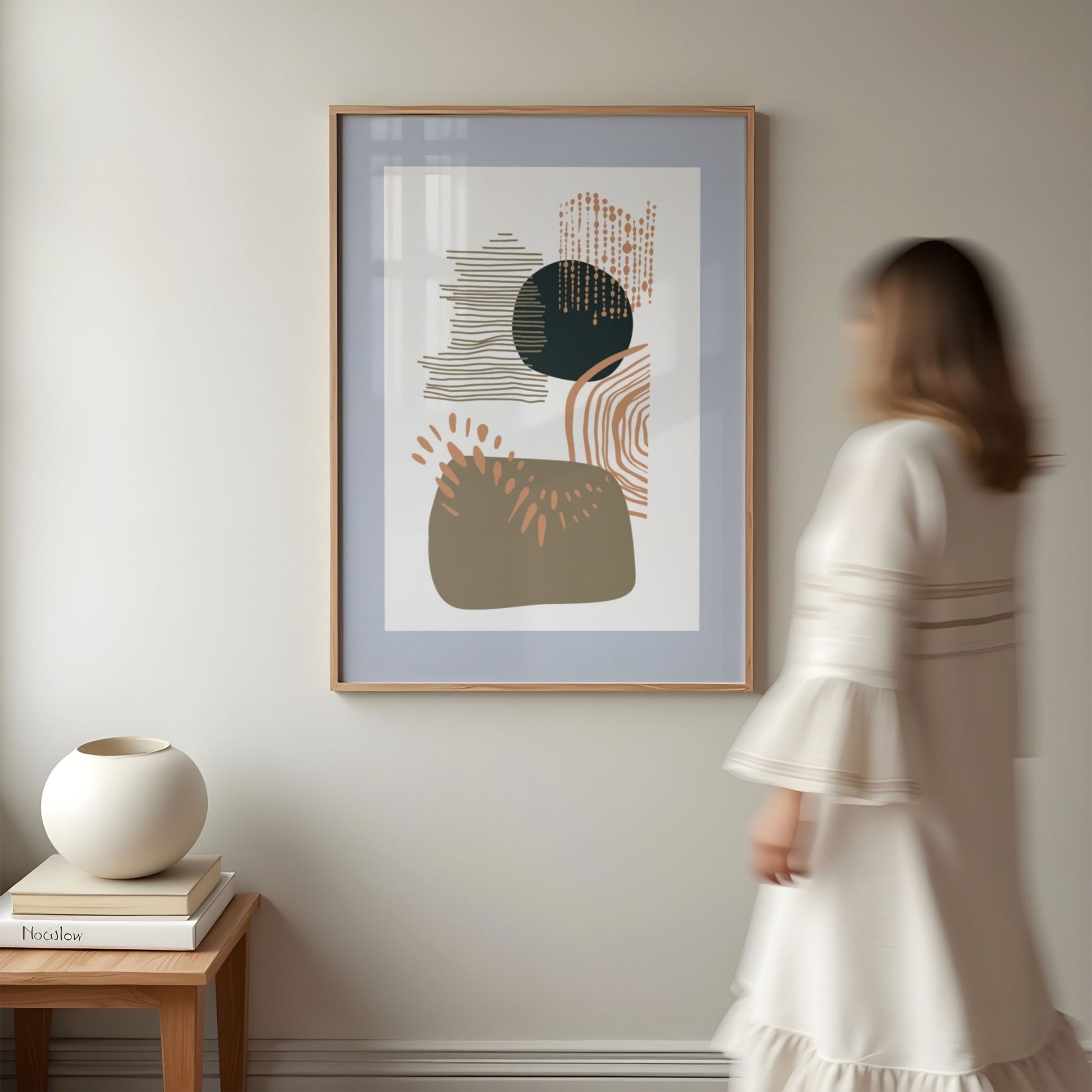 Organic Patterns No1 abstrakt plakat vist i moderne interiør med person som størrelsesreferanse