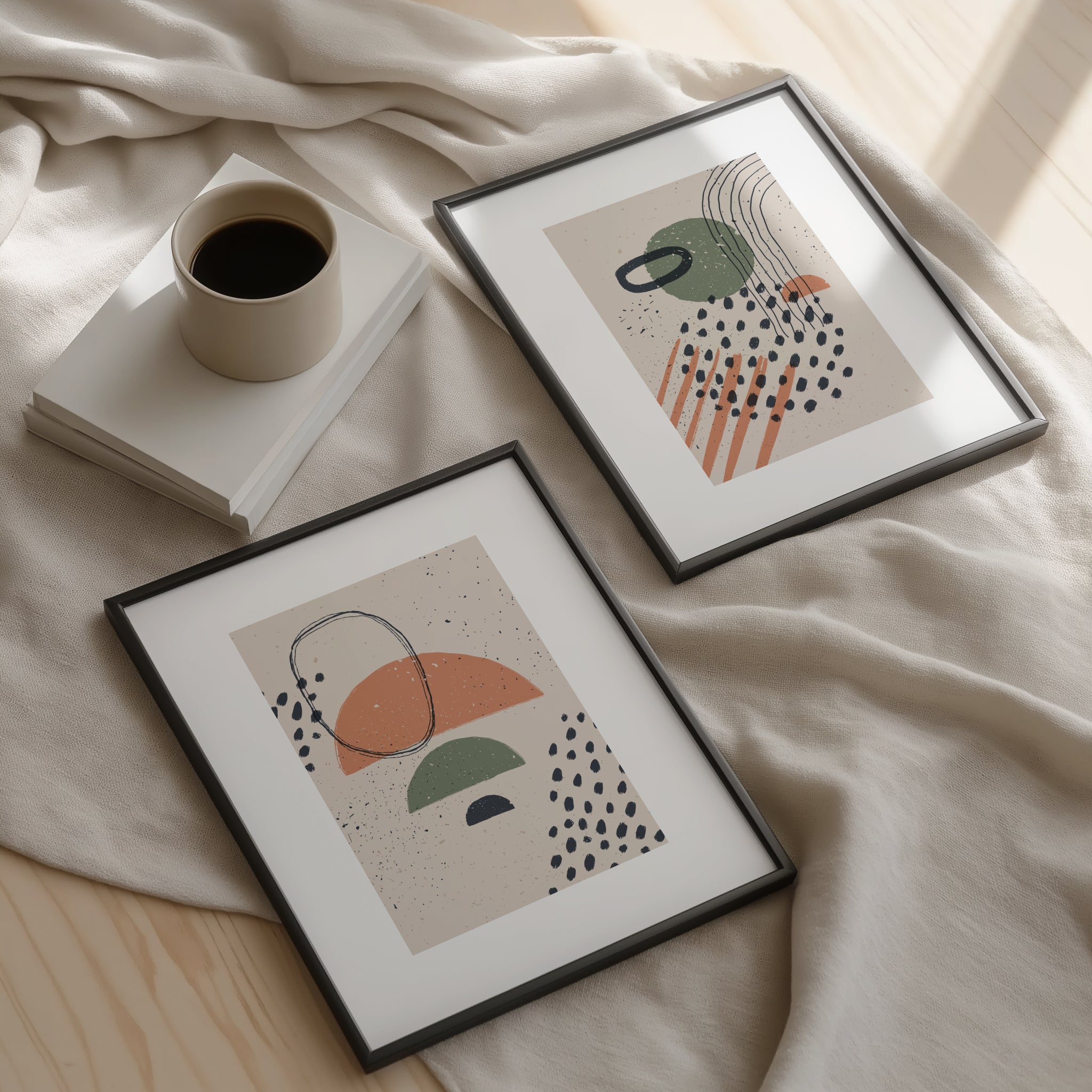 To abstrakte plakater fra Organic Rhythm Collection i sorte rammer stylet i lyst interiør