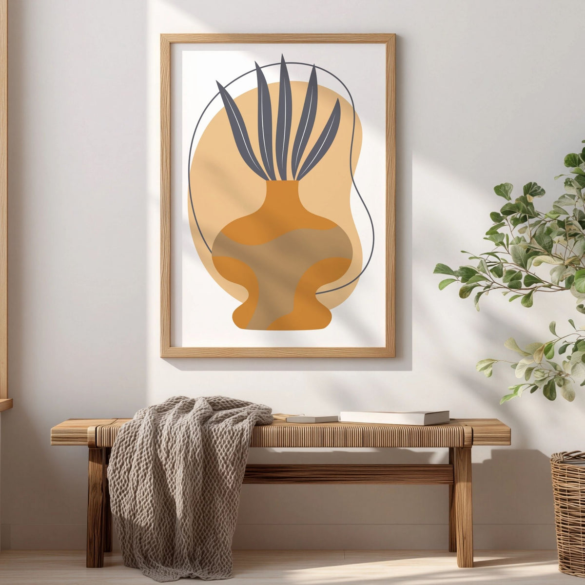 Organic Vessel boho-plakat med organisk vase og blader i eikeramme over trebenk
