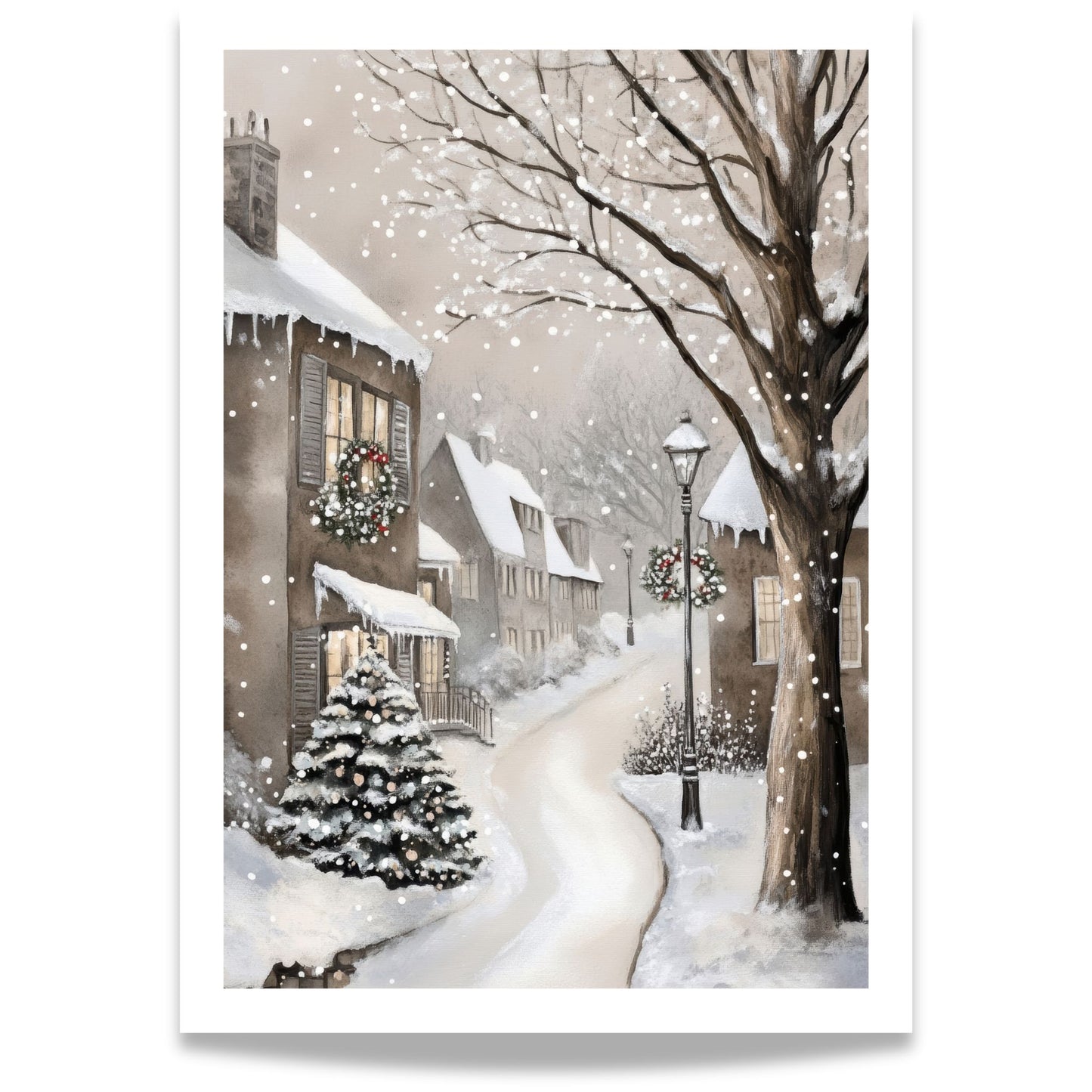 Snødekt gate med julepyntede hus, lyktestolper med kranser og vintertrær langs veien.