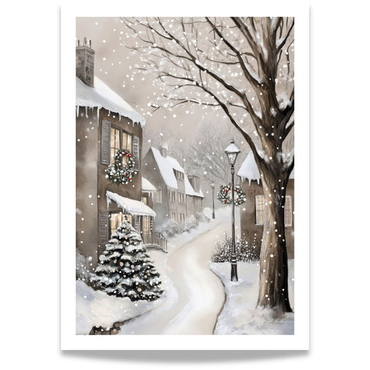 Snødekt gate med julepyntede hus, lyktestolper med kranser og vintertrær langs veien.