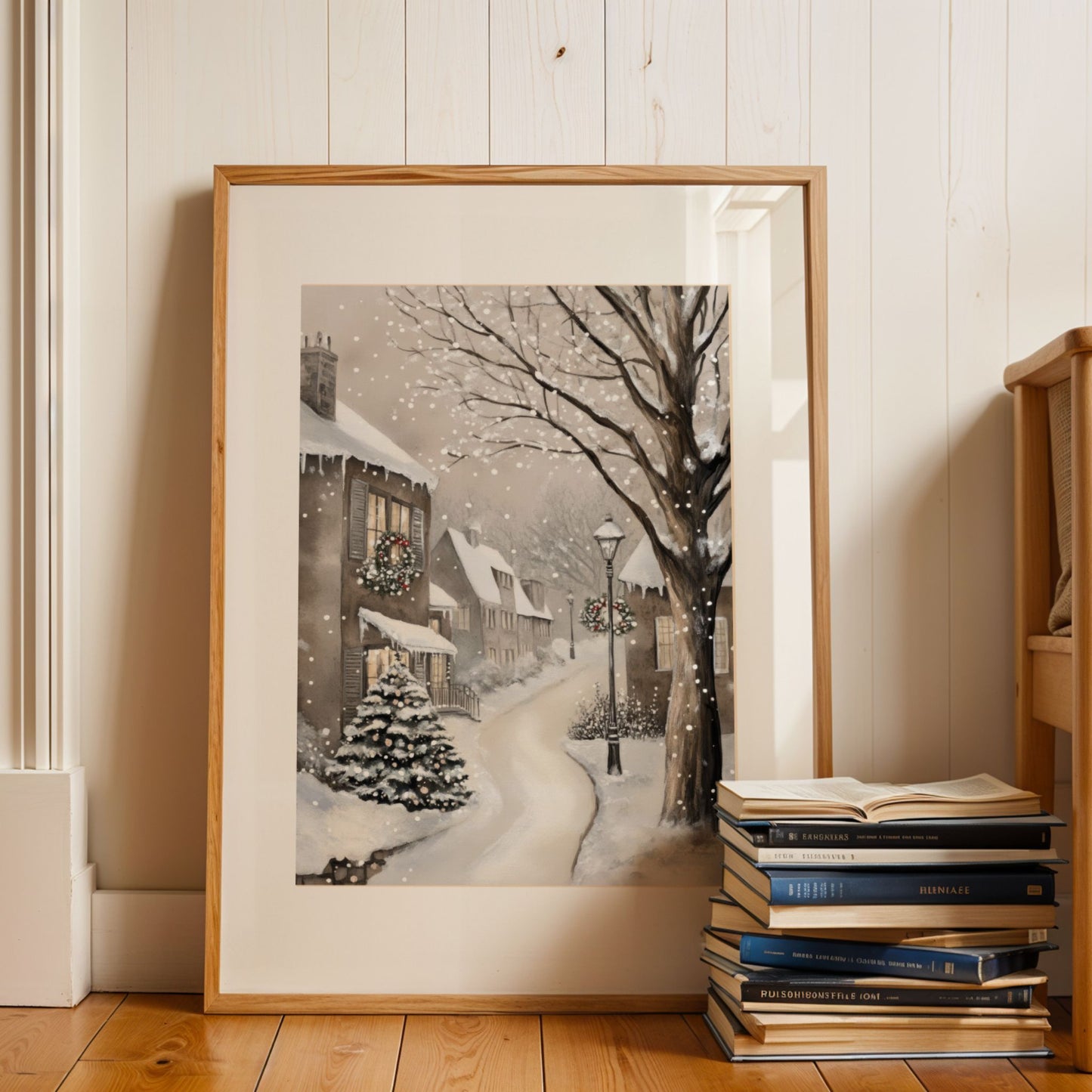 Snødekt gate med julepyntede hus, lyktestolper med kranser og vintertrær langs veien. Illustrasjon viser plakat med passepartout i eik ramme.