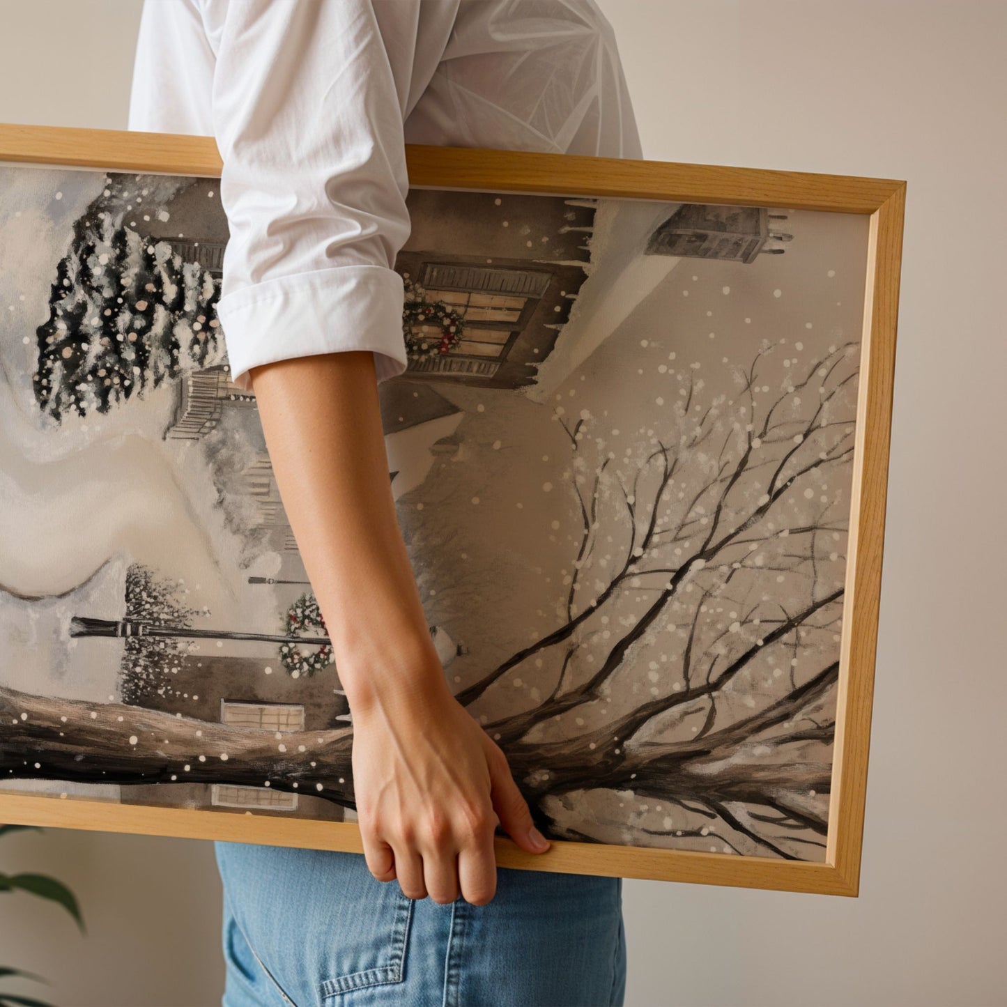 Snødekt gate med julepyntede hus, lyktestolper med kranser og vintertrær langs veien. Illustrasjon viser plakat uten hvit kantlinje i eik ramme.