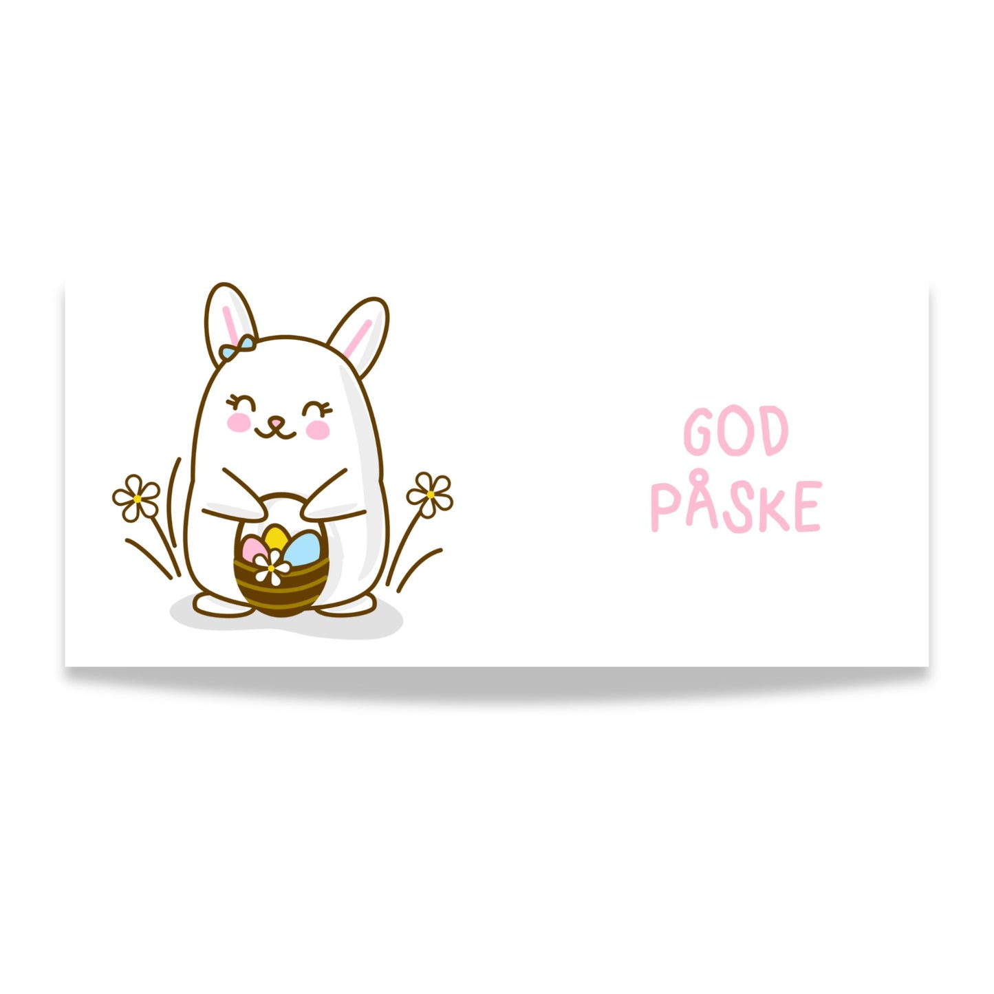Hvitt keramikkrus med smilende påskehare omgitt av blomster og kurv med påskeegg, samt teksten God påske i rosa tone. Illustrasjon av design.