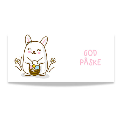 Hvitt keramikkrus med smilende påskehare omgitt av blomster og kurv med påskeegg, samt teksten God påske i rosa tone. Illustrasjon av design.