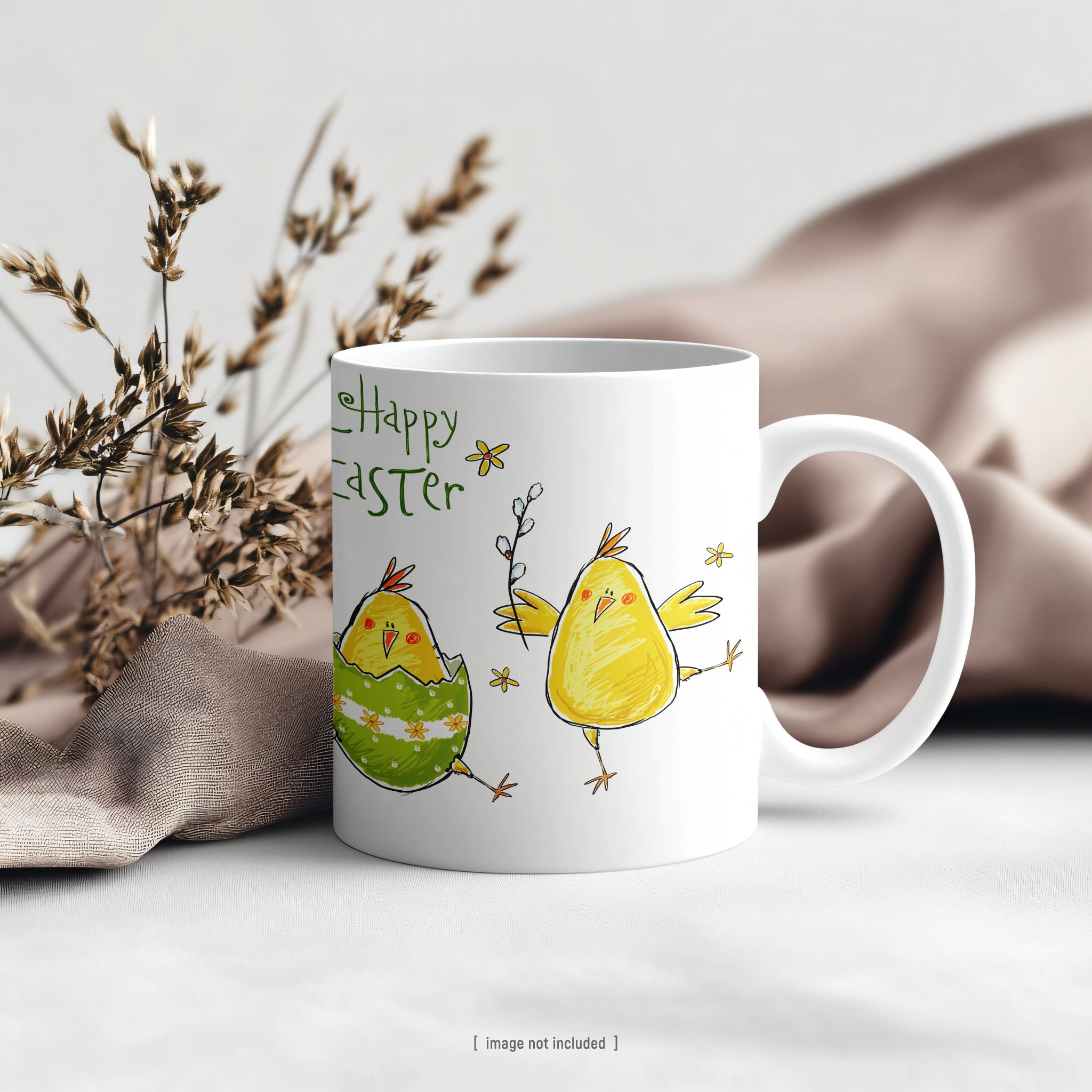 Påskekrus med Happy Easter-tekst og håndtegnet motiv av to gule kyllinger