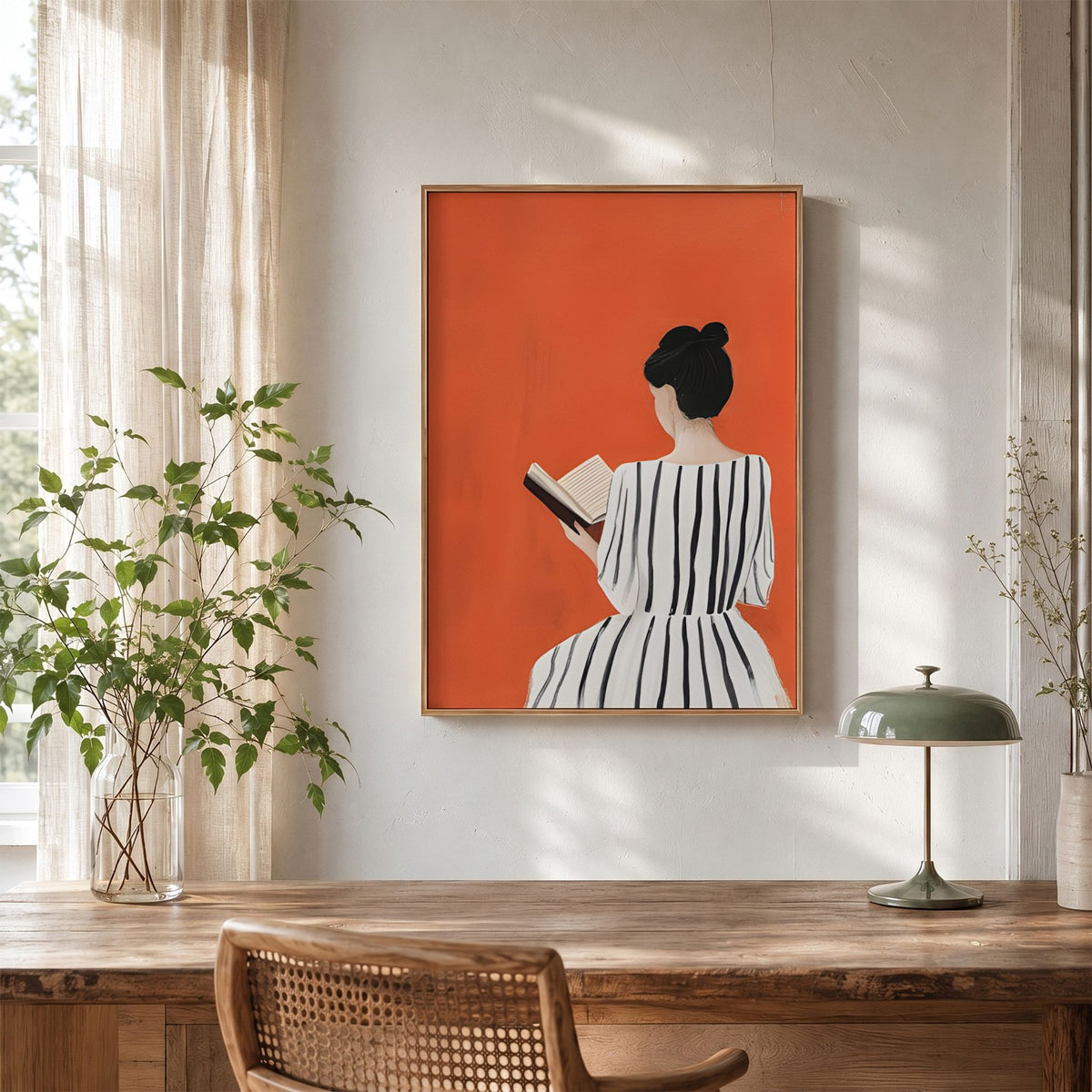Pages in Orange kunstplakat over skrivebord i lyst interiør med treverk
