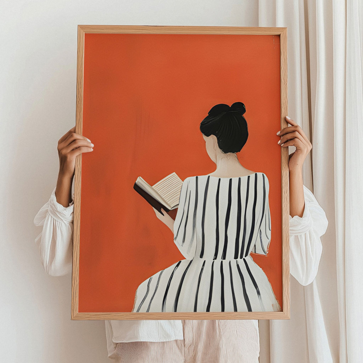 Pages in Orange kunstplakat holdt opp i eikeramme som inspirasjon til innramming
