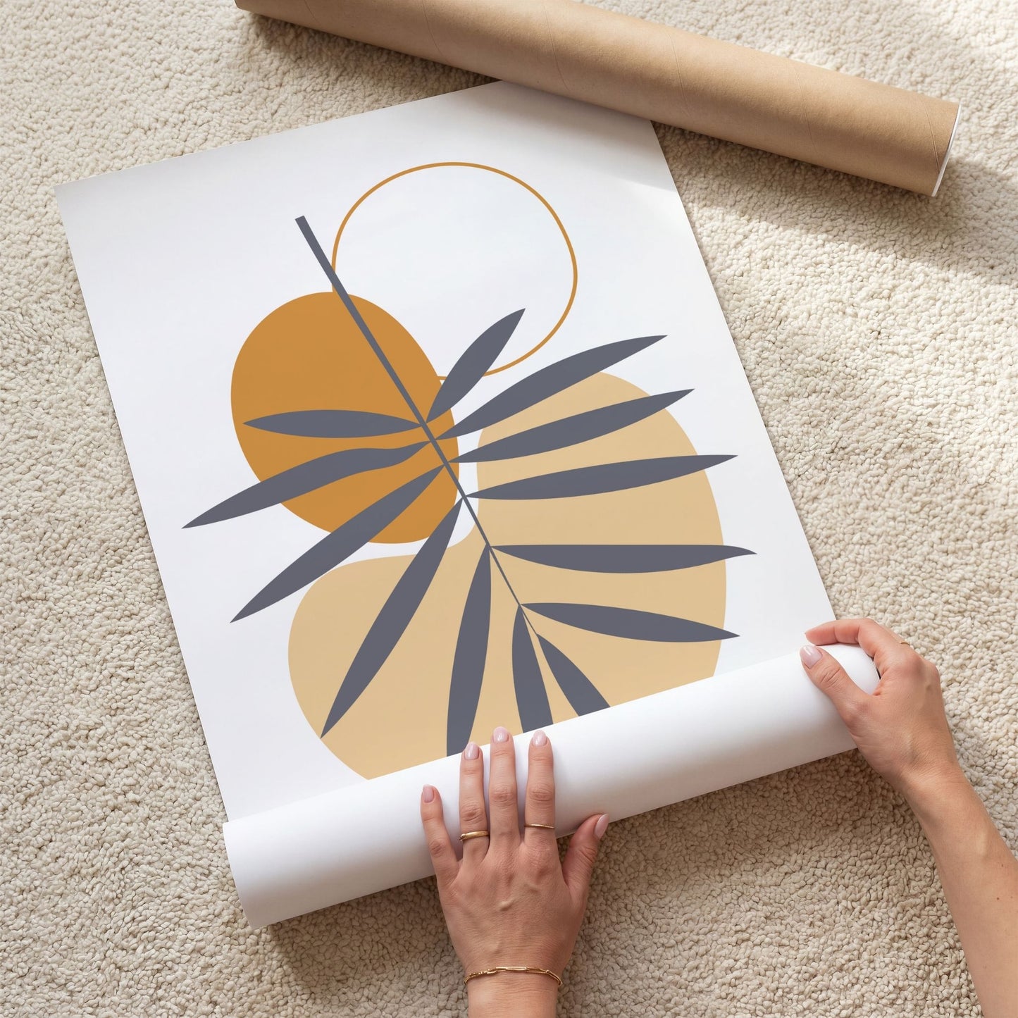 Palm Balance grafisk boho-plakat med palmegren og organiske former i oker, beige og grått