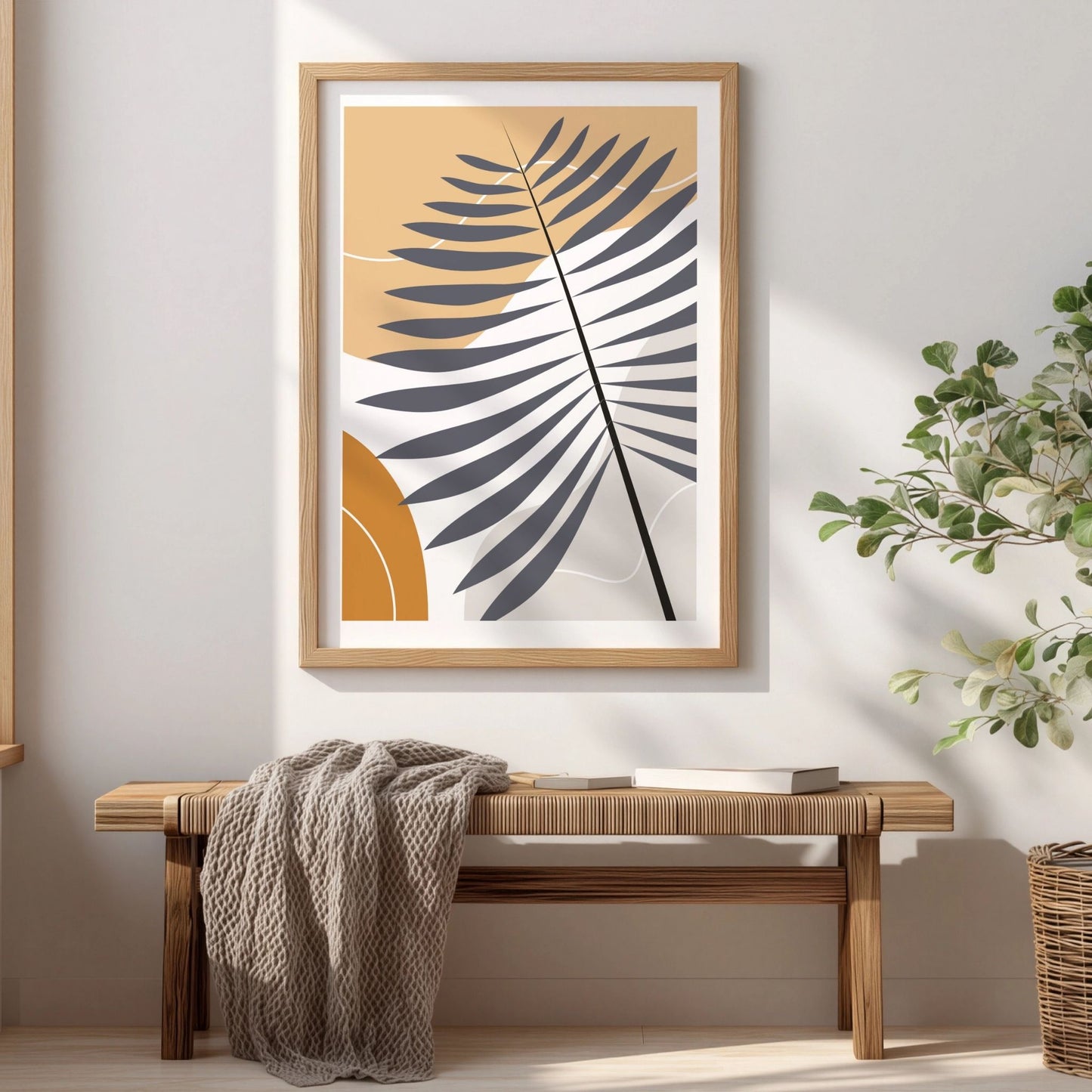 Palm Shadow boho-plakat med grafisk palmeblad i eikeramme over trebenk