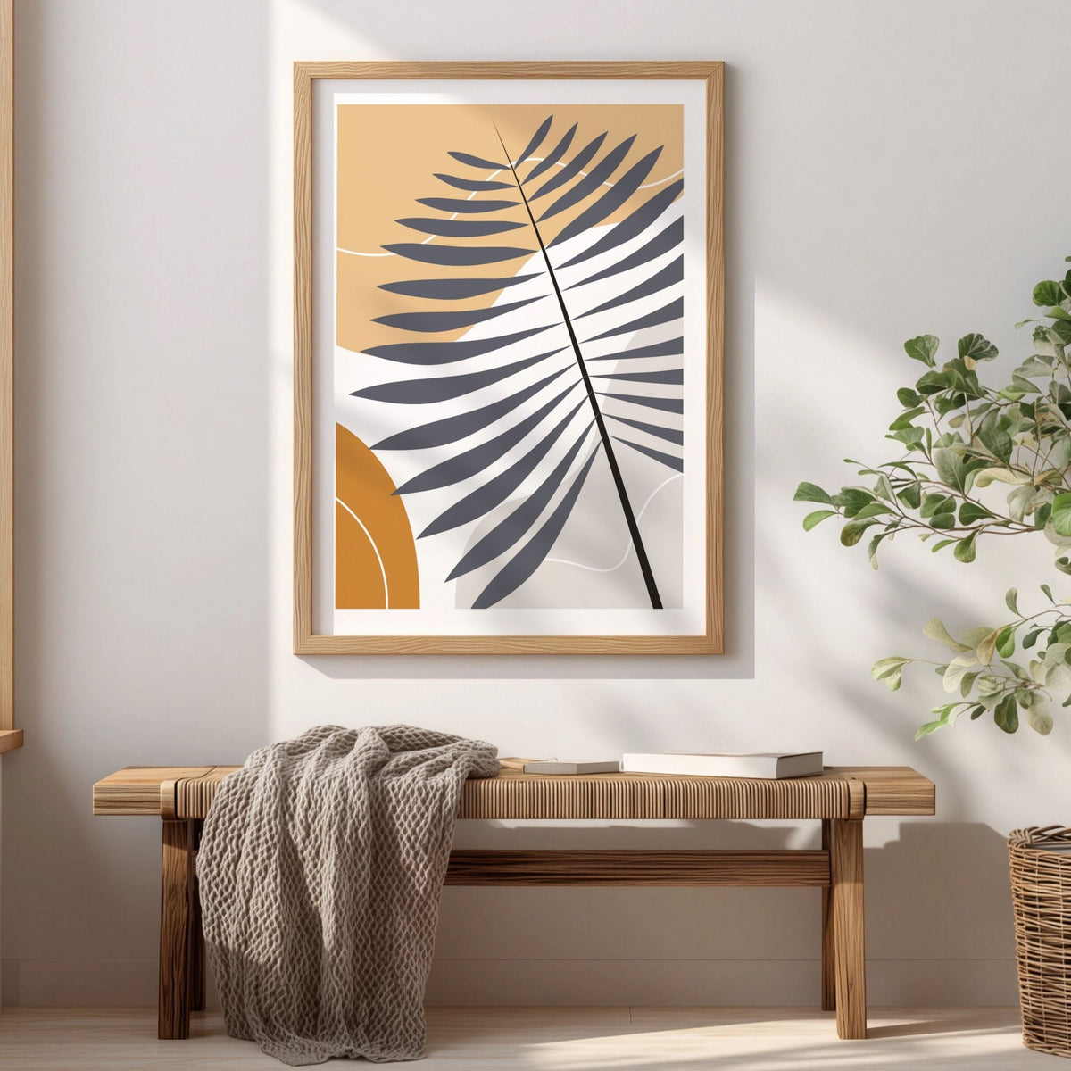 Palm Shadow boho-plakat med grafisk palmeblad i eikeramme over trebenk