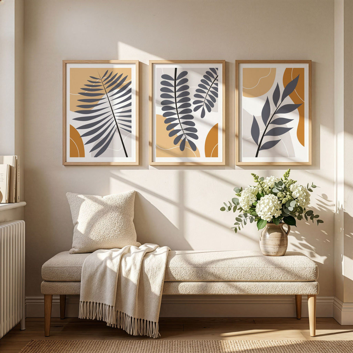 Palm Shadow, Botanical Rhythm og Quiet Branch botaniske plakater i eikerammer over benk
