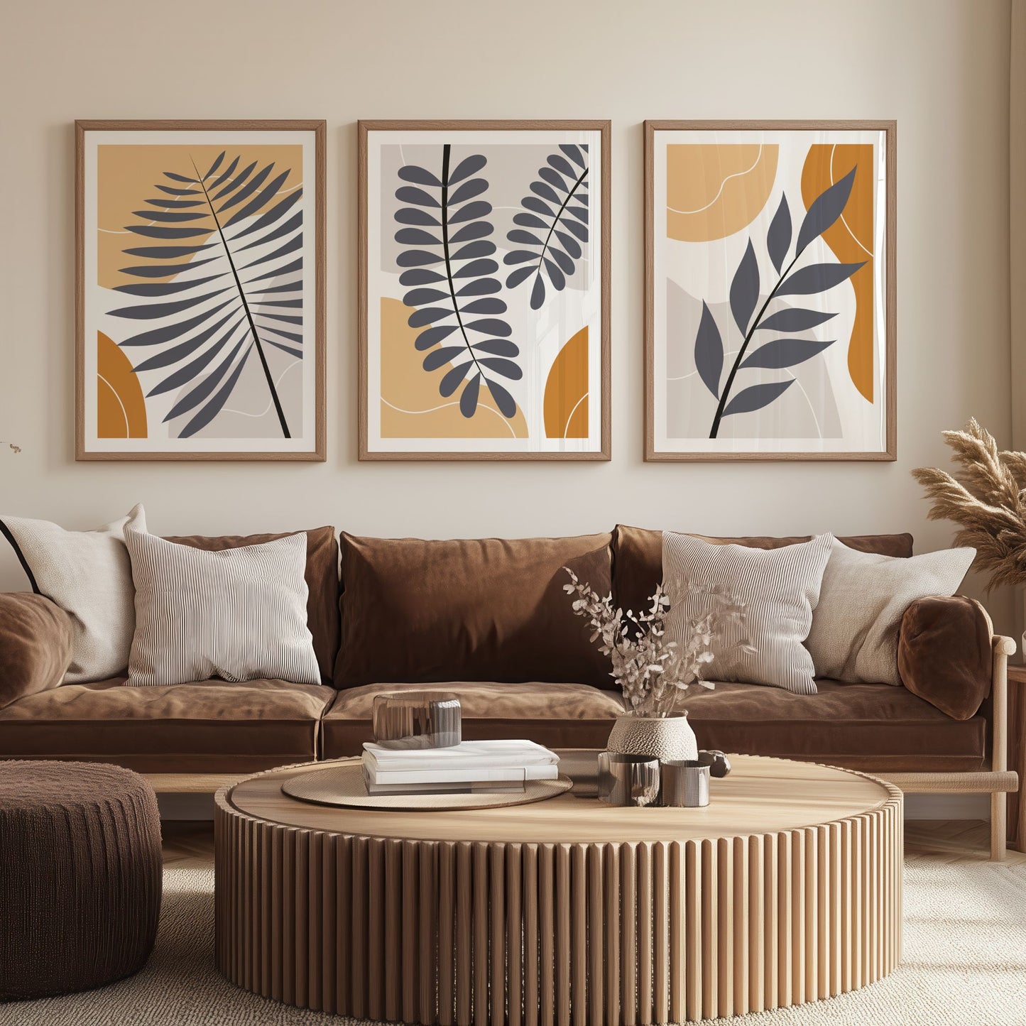 Palm Shadow, Botanical Rhythm og Quiet Branch plakat-trio i varme jordtoner over brun sofa