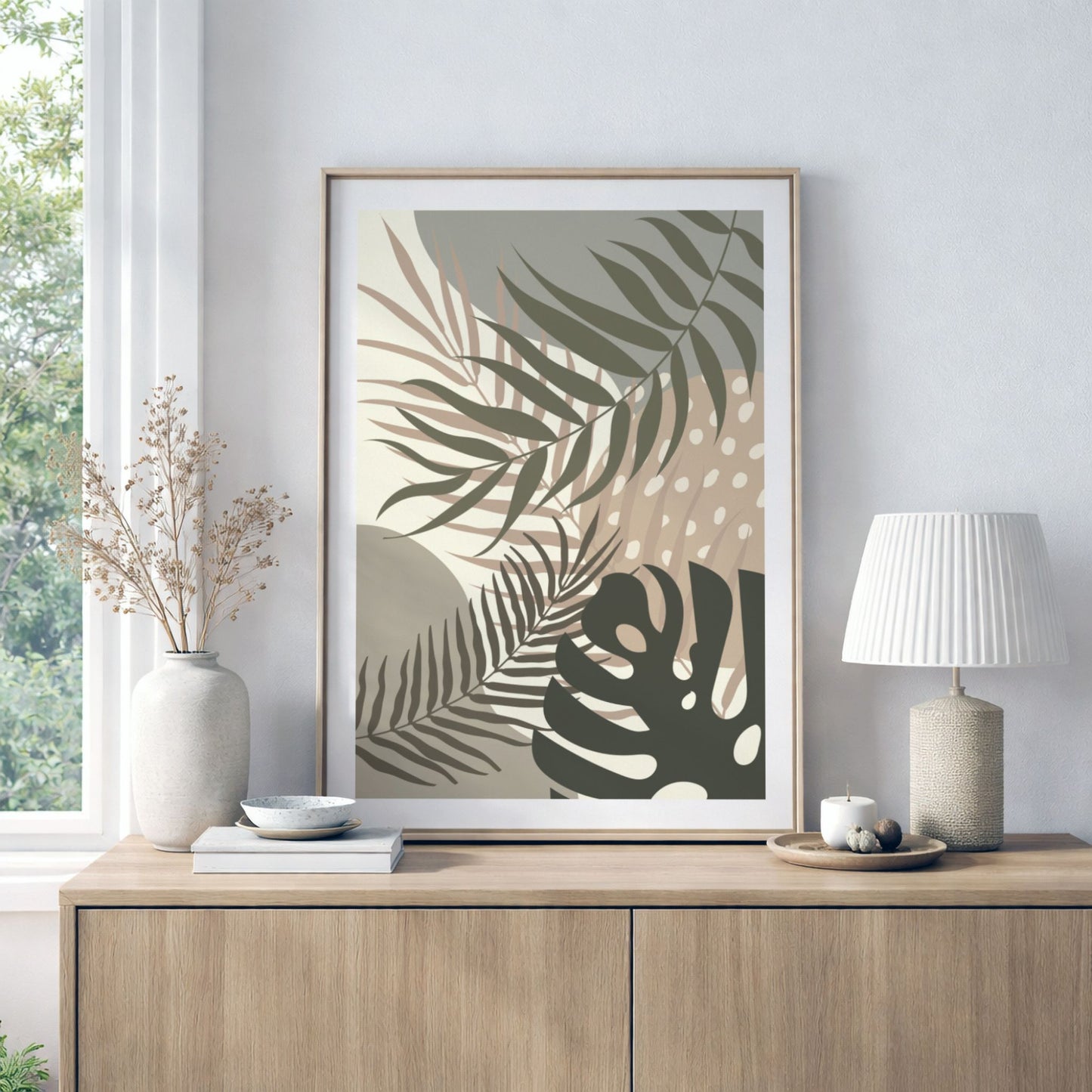 Palm Whisper botanisk plakat med tropiske blader i eikeramme på lys skjenk