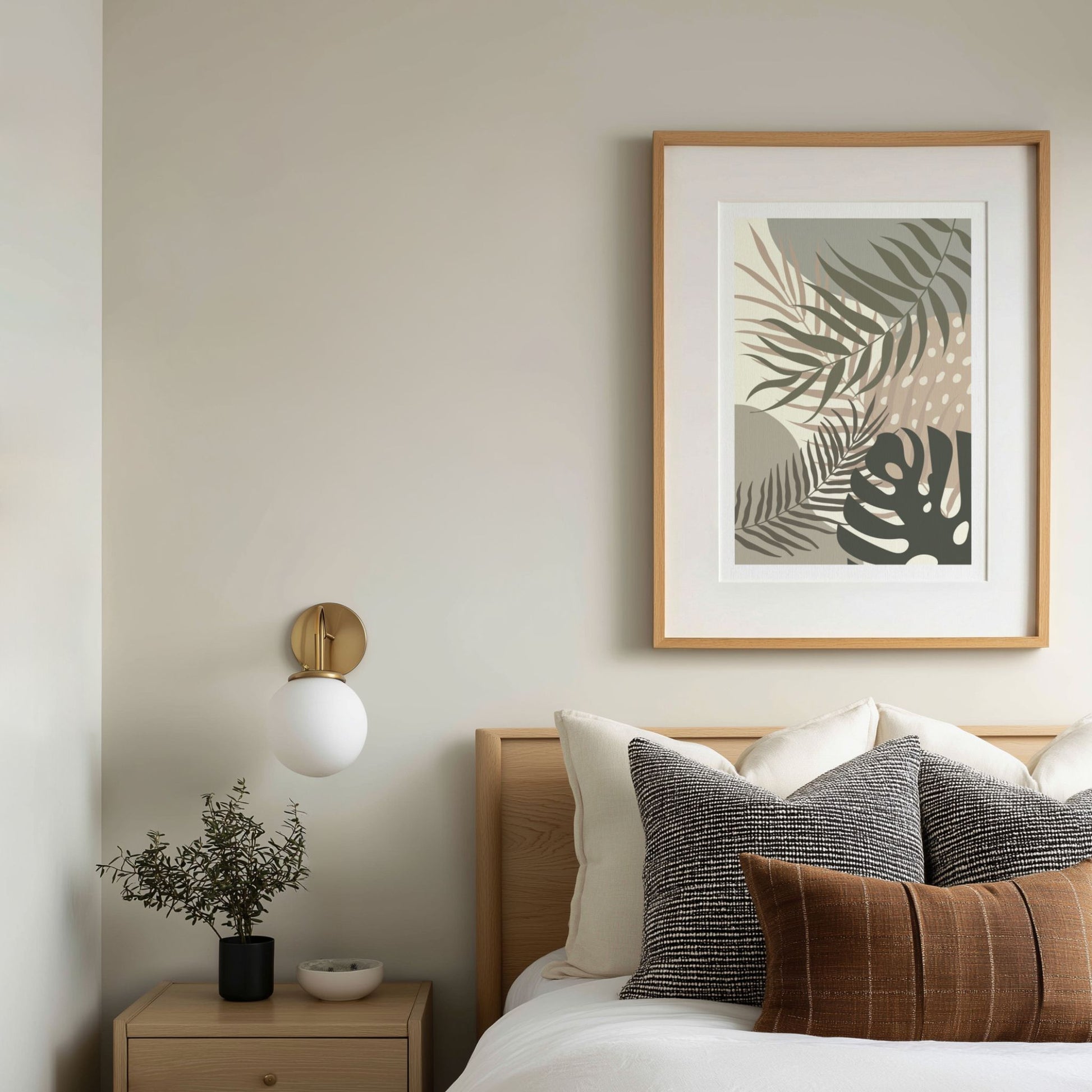 Alt-tekst: Palm Whisper grafisk plakat med botanisk motiv i lyst soverom med eikeramme