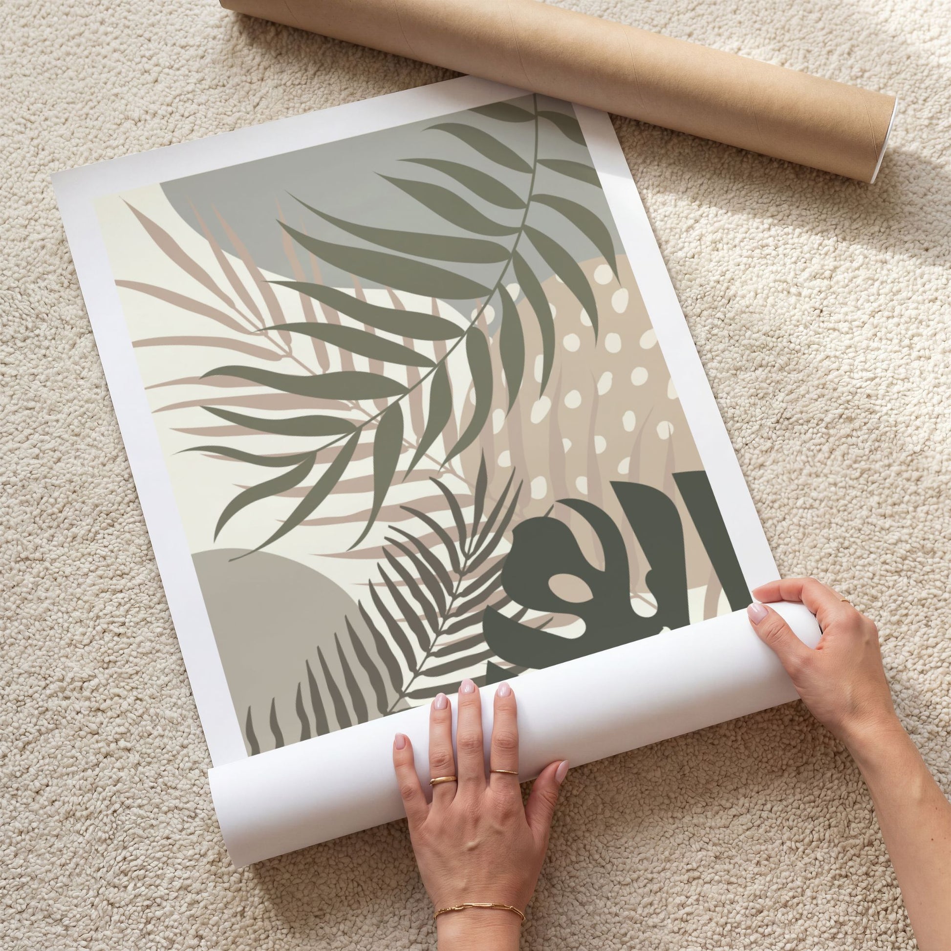 Palm Whisper plakat med grafiske tropiske blader i olivengrønt og beige