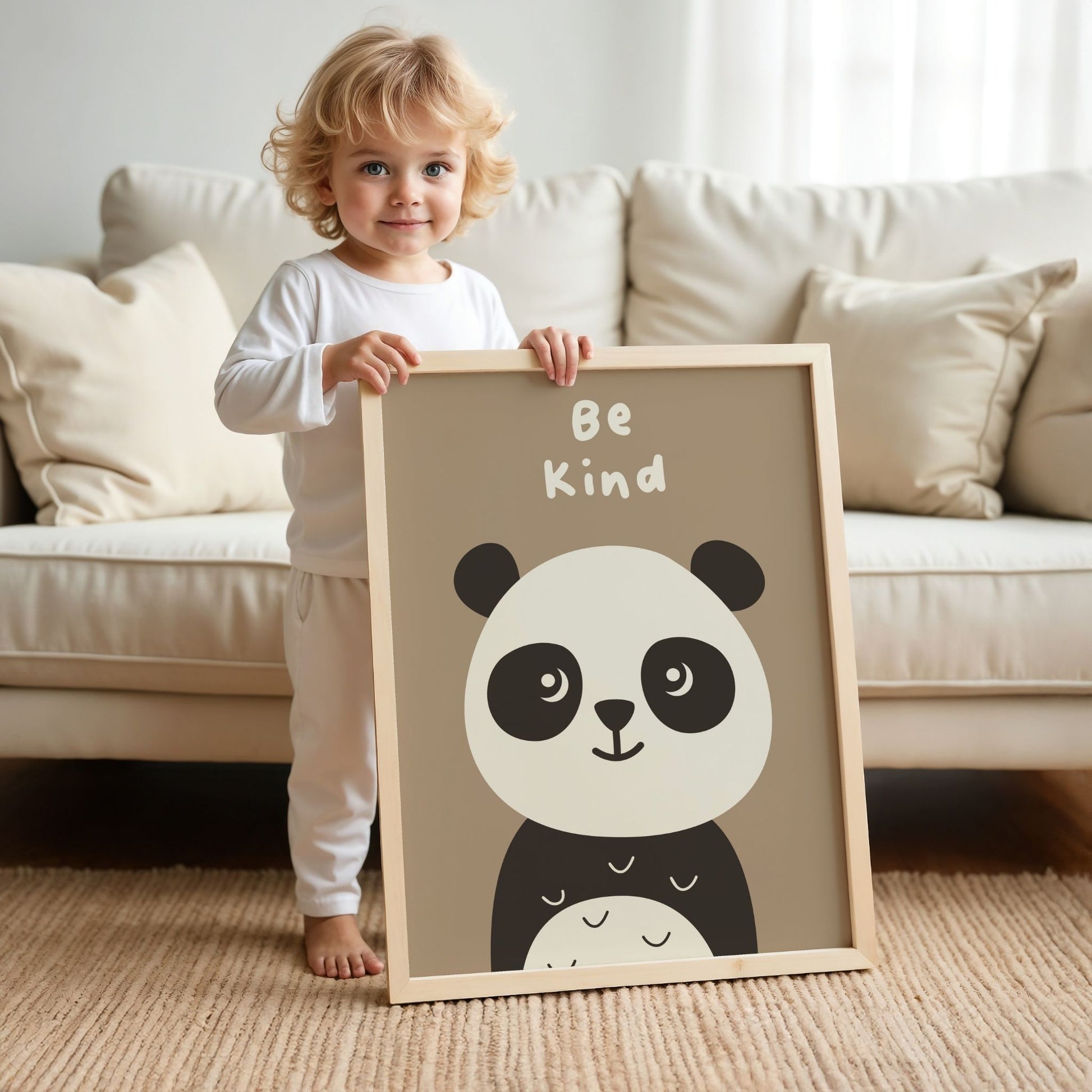 Barn holder panda plakat Be Kind som viser størrelse og uttrykk