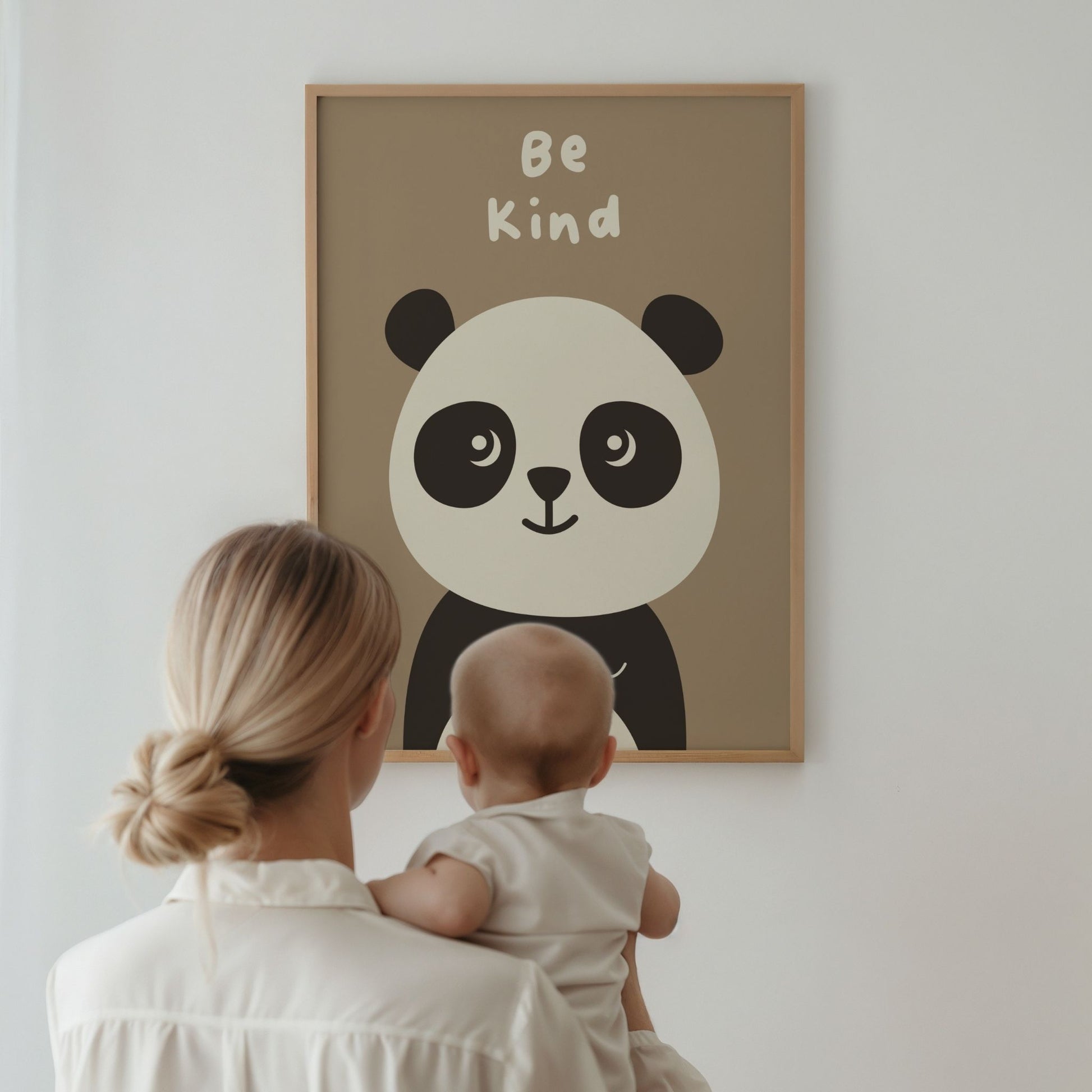 plakat Be Kind på vegg i barnerom med mor og barn