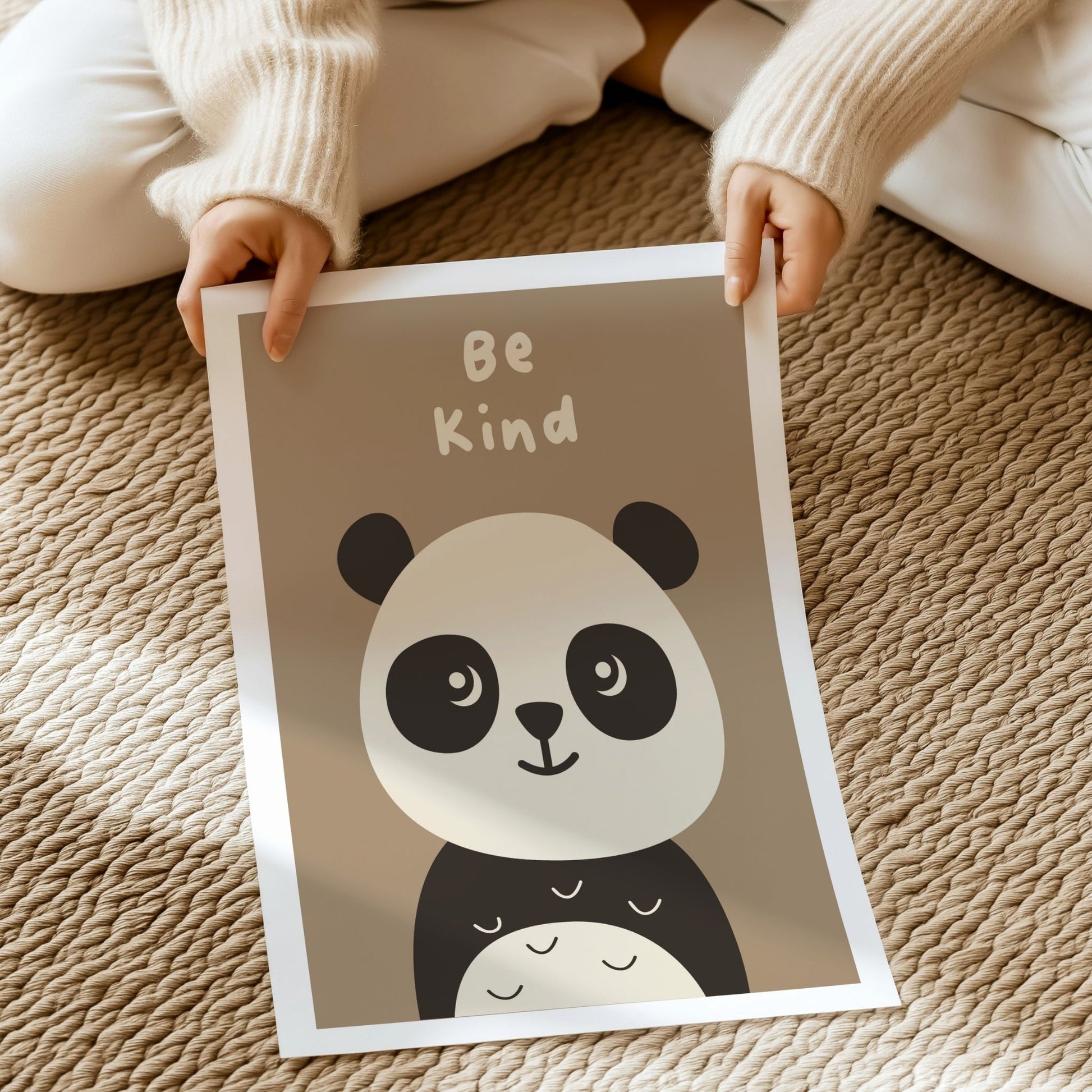 Panda plakat Be Kind med hvit kant vist liggende på gulv