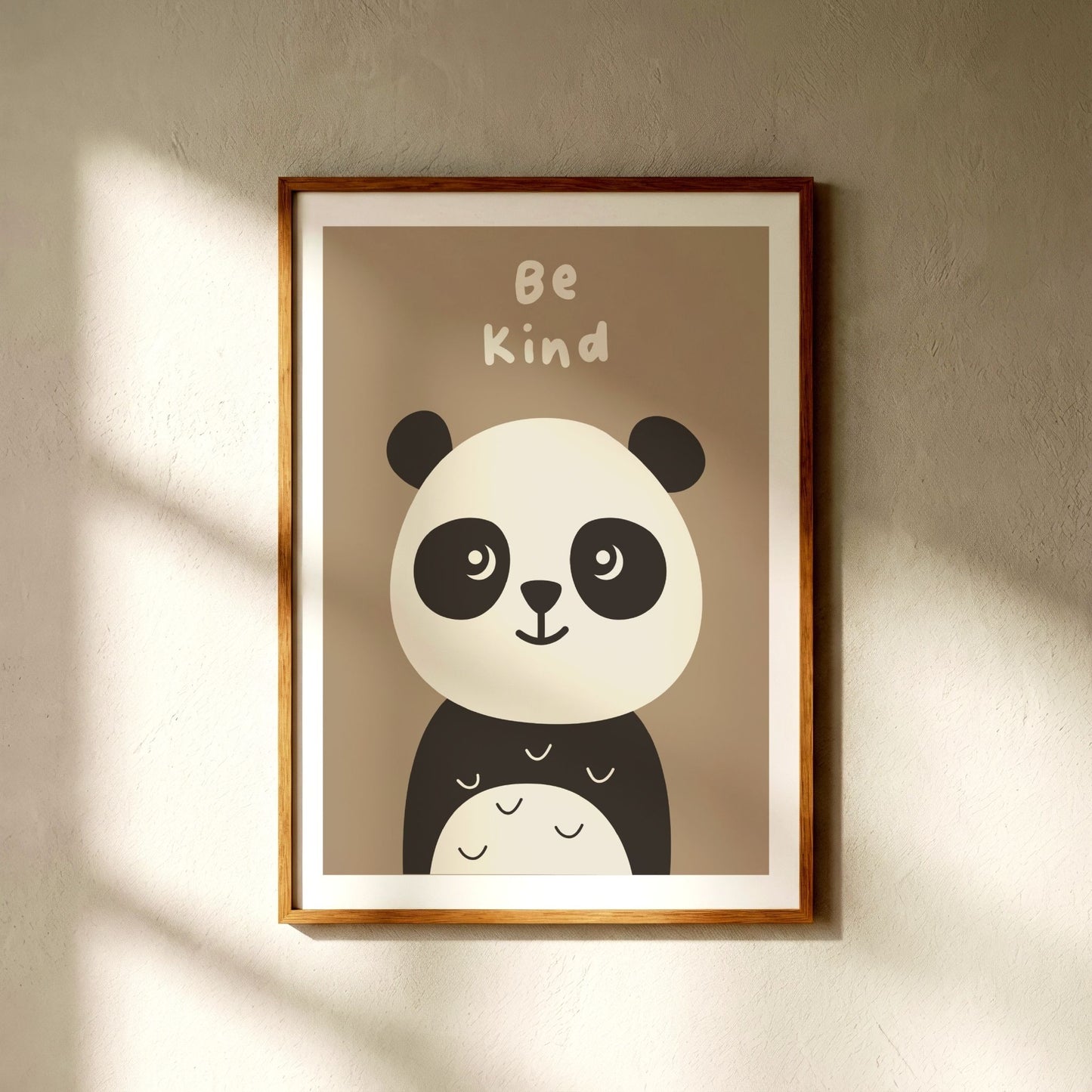 Panda plakat Be Kind i ramme på vegg i lyst barnerom
