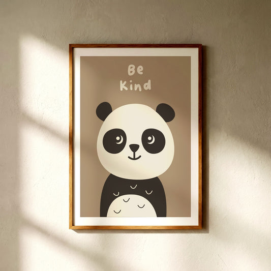 Panda plakat Be Kind i ramme på vegg i lyst barnerom