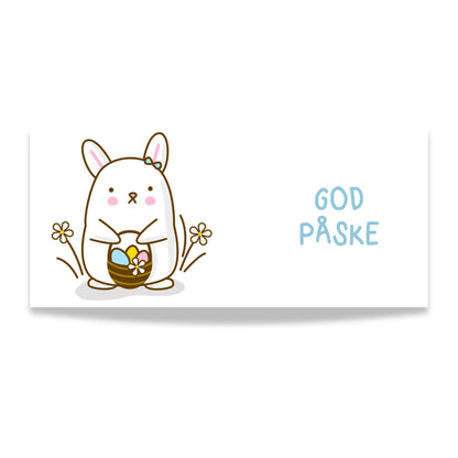 Hvitt keramikkrus med søt påskehare med sløyfe og kurv med påskeegg, samt teksten God påske i blå tone på motsatt side. Illustrasjon av design.