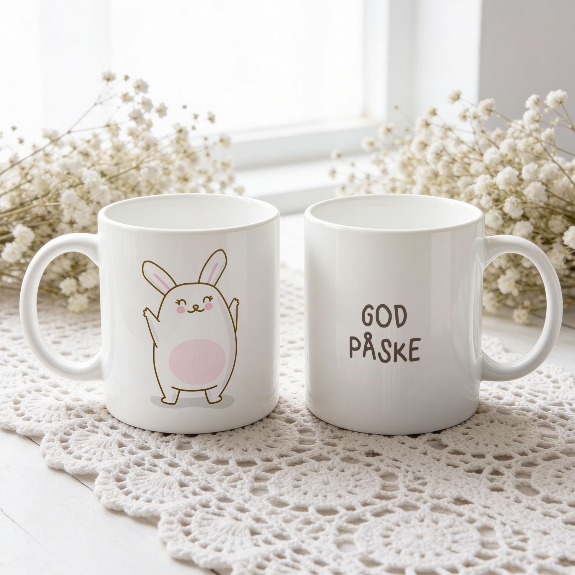 Hvitt keramikkrus med glad påskehare med løftede armer og teksten God påske på motsatt side.