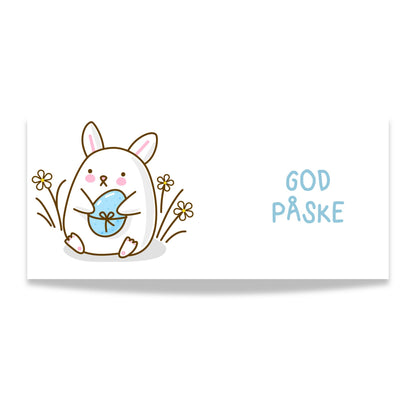 Hvitt keramikkrus med søt påskehare som holder lyseblått påskeegg og teksten God påske i blå tone på motsatt side. Illustrasjon av design.