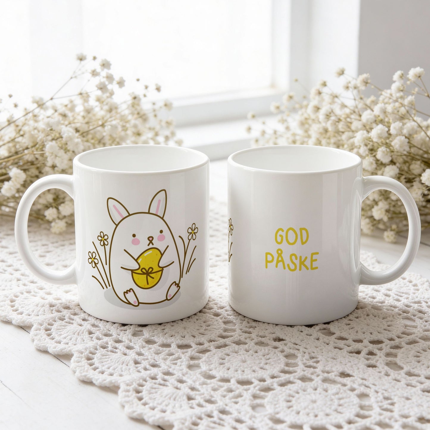 Hvitt keramikkrus med søt påskehare som holder gult påskeegg og teksten God påske på motsatt side.