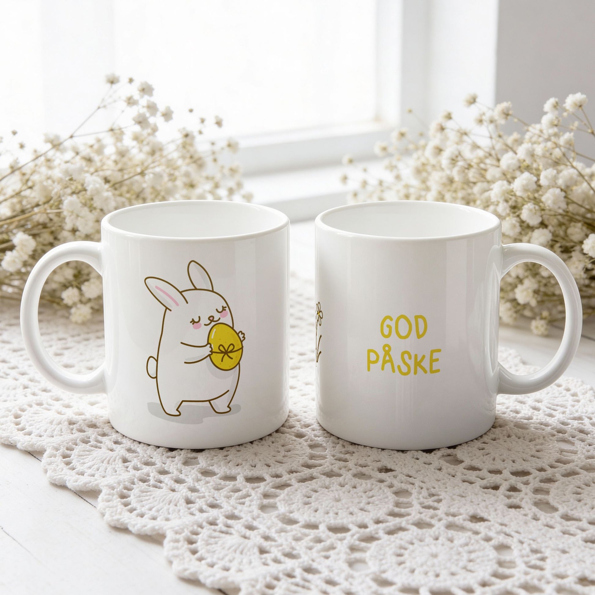 Hvitt keramikkrus med søt påskehare som holder gult påskeegg og teksten God påske i gul tone på motsatt side.