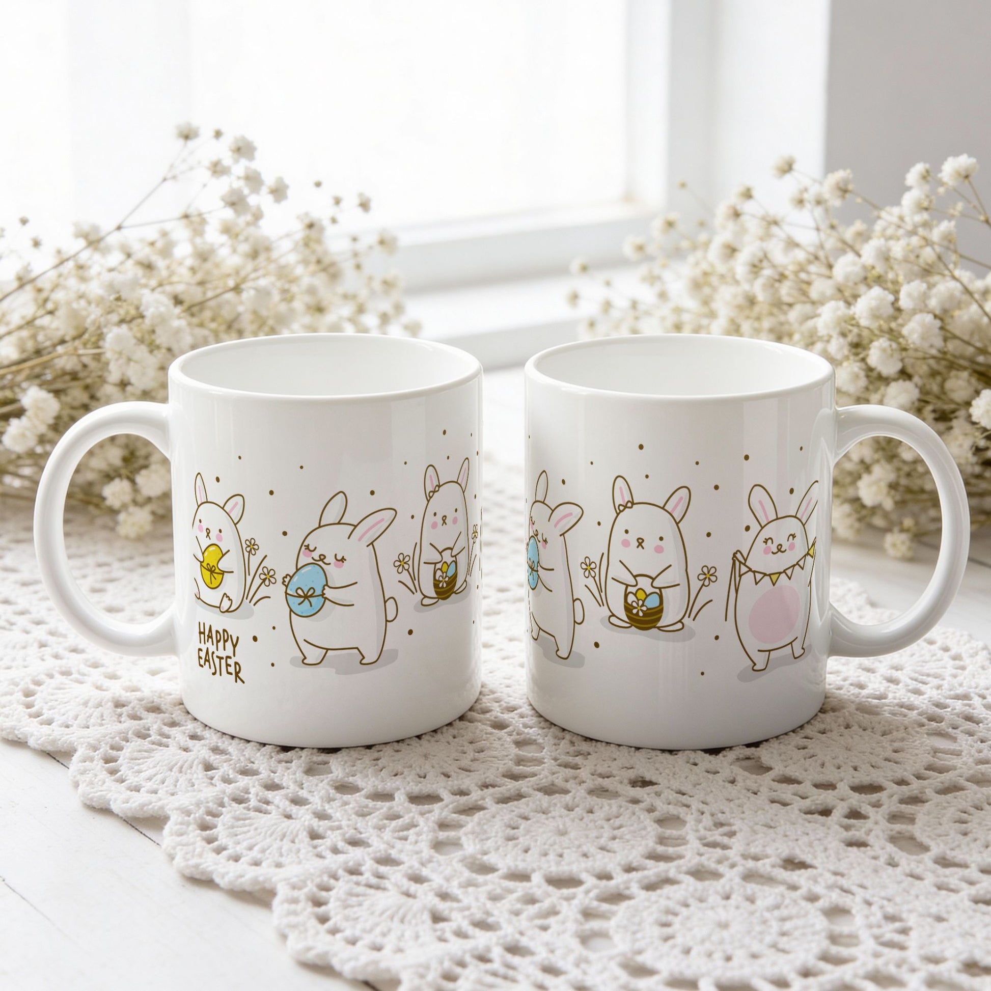 Hvitt keramikkrus med søte påskeharer og teksten Happy Easter i myke pastellfarger.