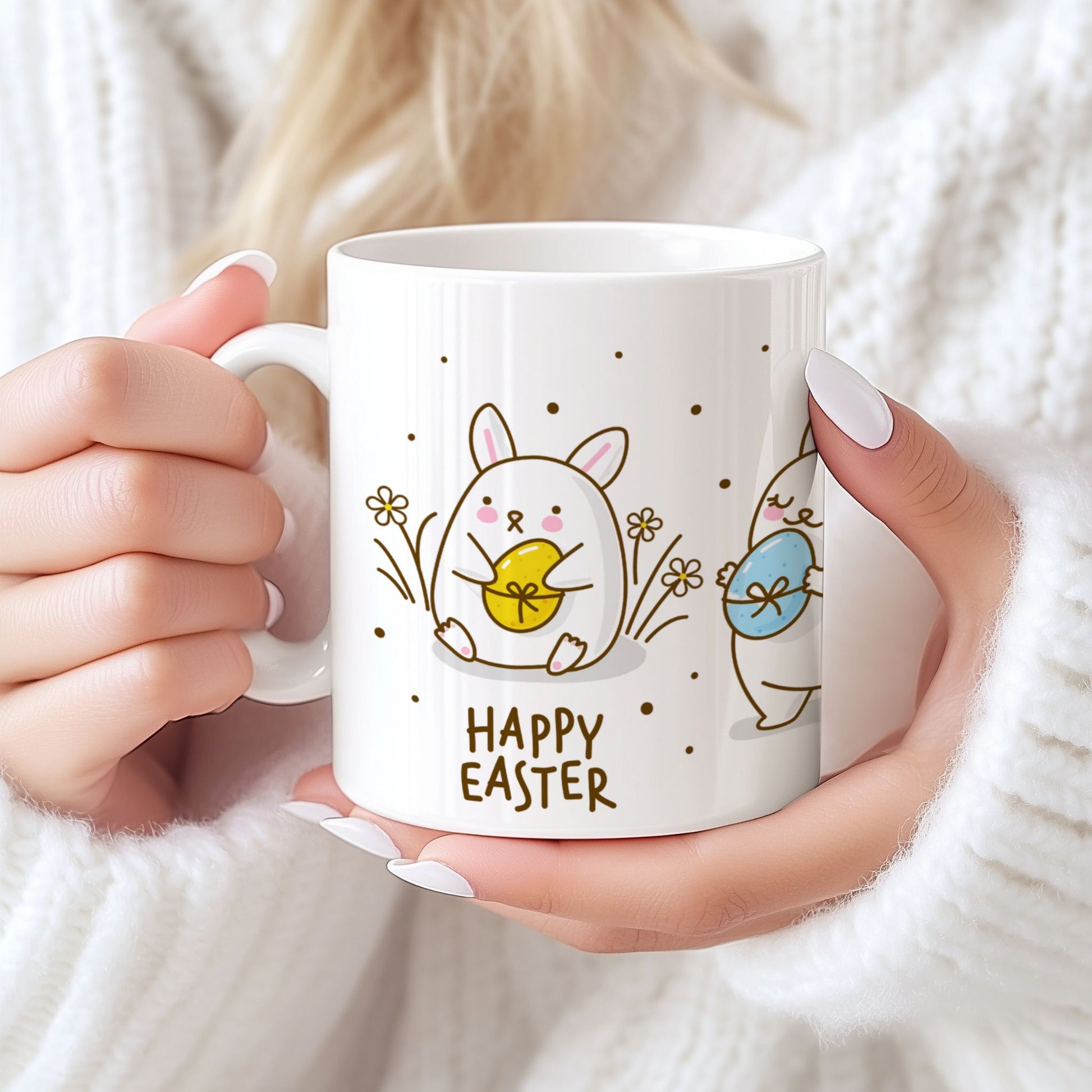 Hvitt keramikkrus med søte påskeharer og teksten Happy Easter i myke pastellfarger. Kvinne holder kopp.