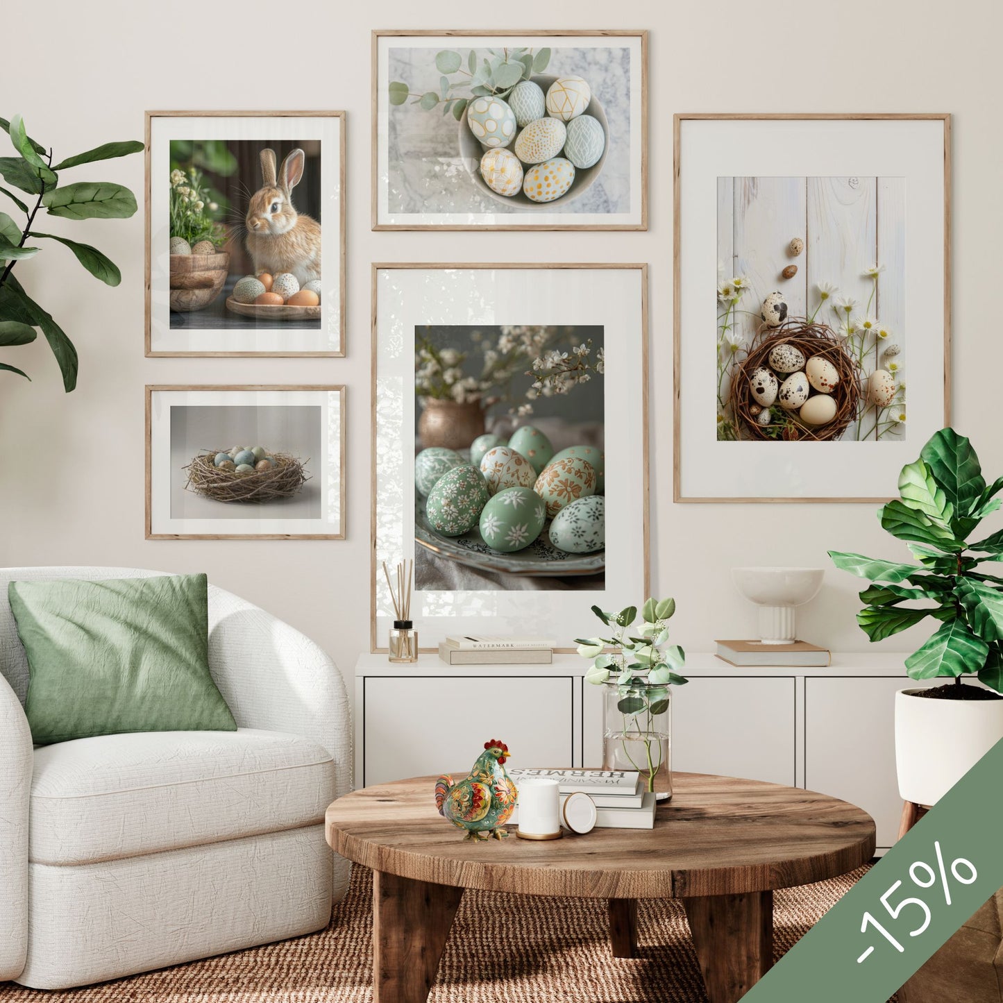 Plakatpakke med fem påskeplakater arrangert som gallerivegg i lyst nordisk interiør