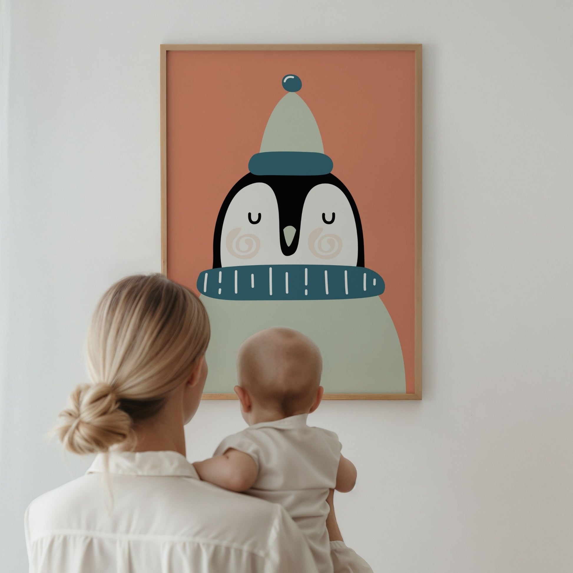 Pingvin plakat på vegg i barnerom med mor og barn