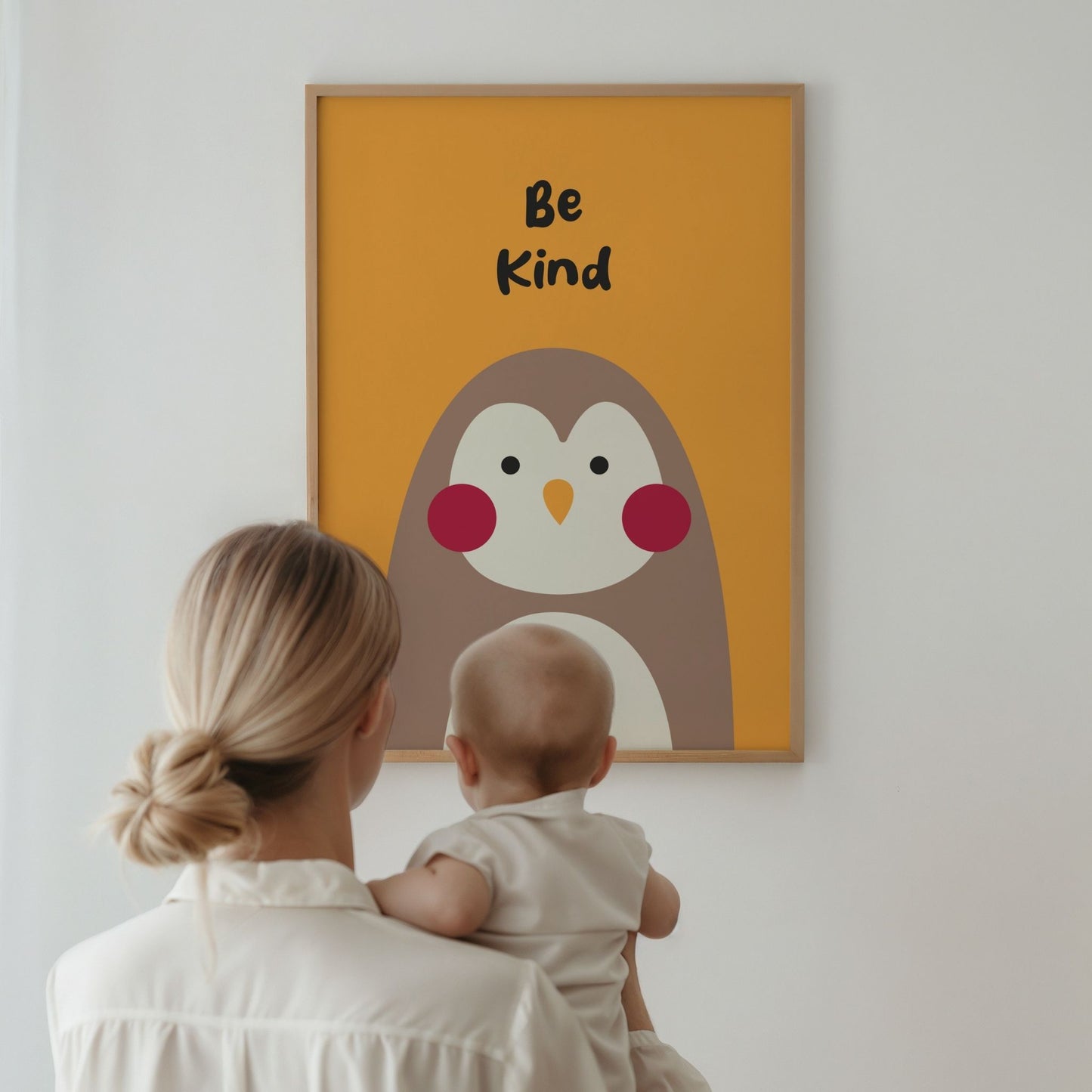 Pingvin plakat Be Kind på vegg i barnerom med mor og barn