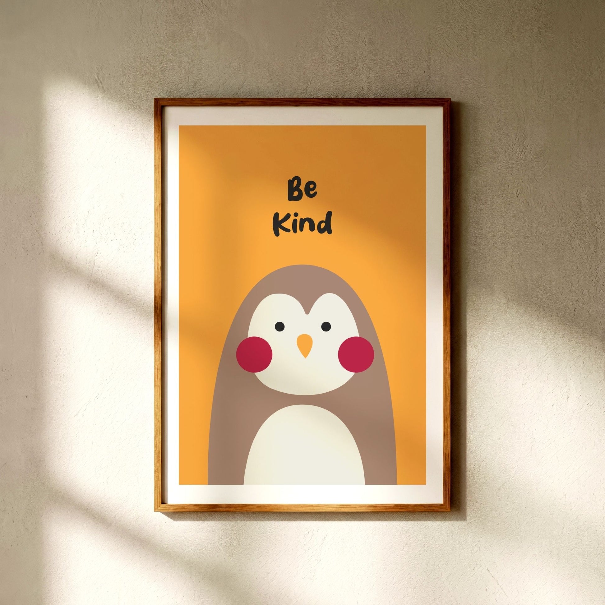 Pingvin plakat Be Kind i ramme på vegg i lyst barnerom
